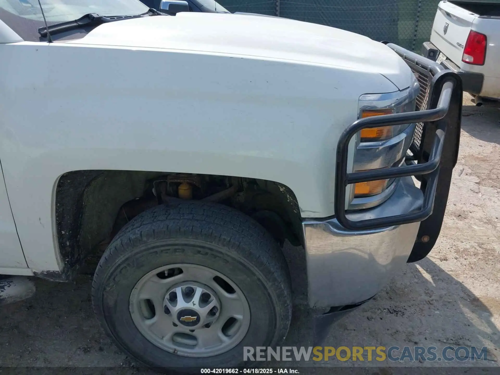 6 Photograph of a damaged car 1GC1CREG1KF136045 CHEVROLET SILVERADO 2500HD 2019