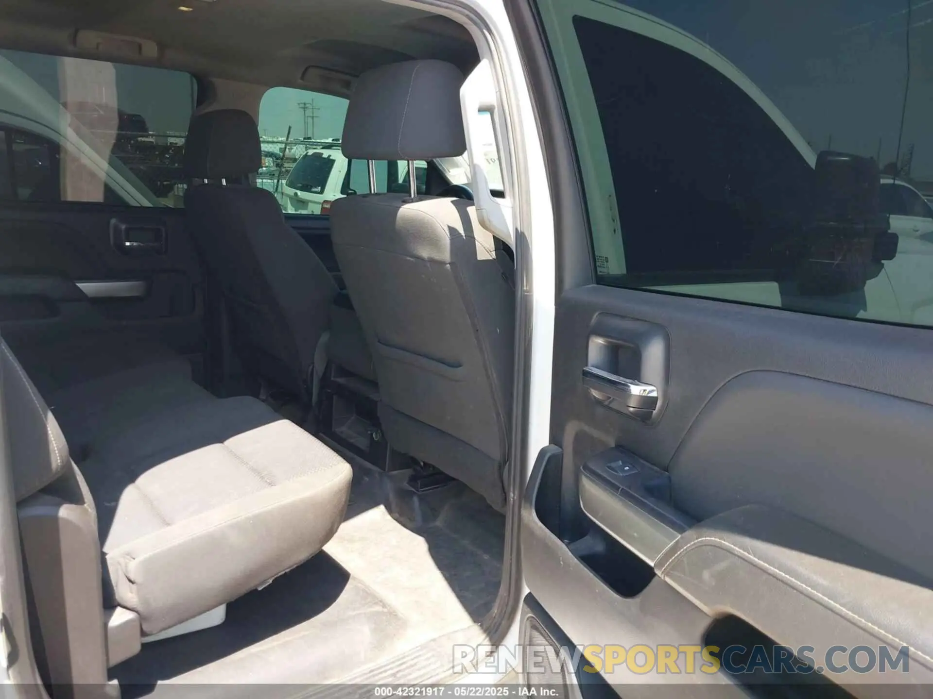 8 Photograph of a damaged car 1GC1KSEG3KF247075 CHEVROLET SILVERADO 2500HD 2019