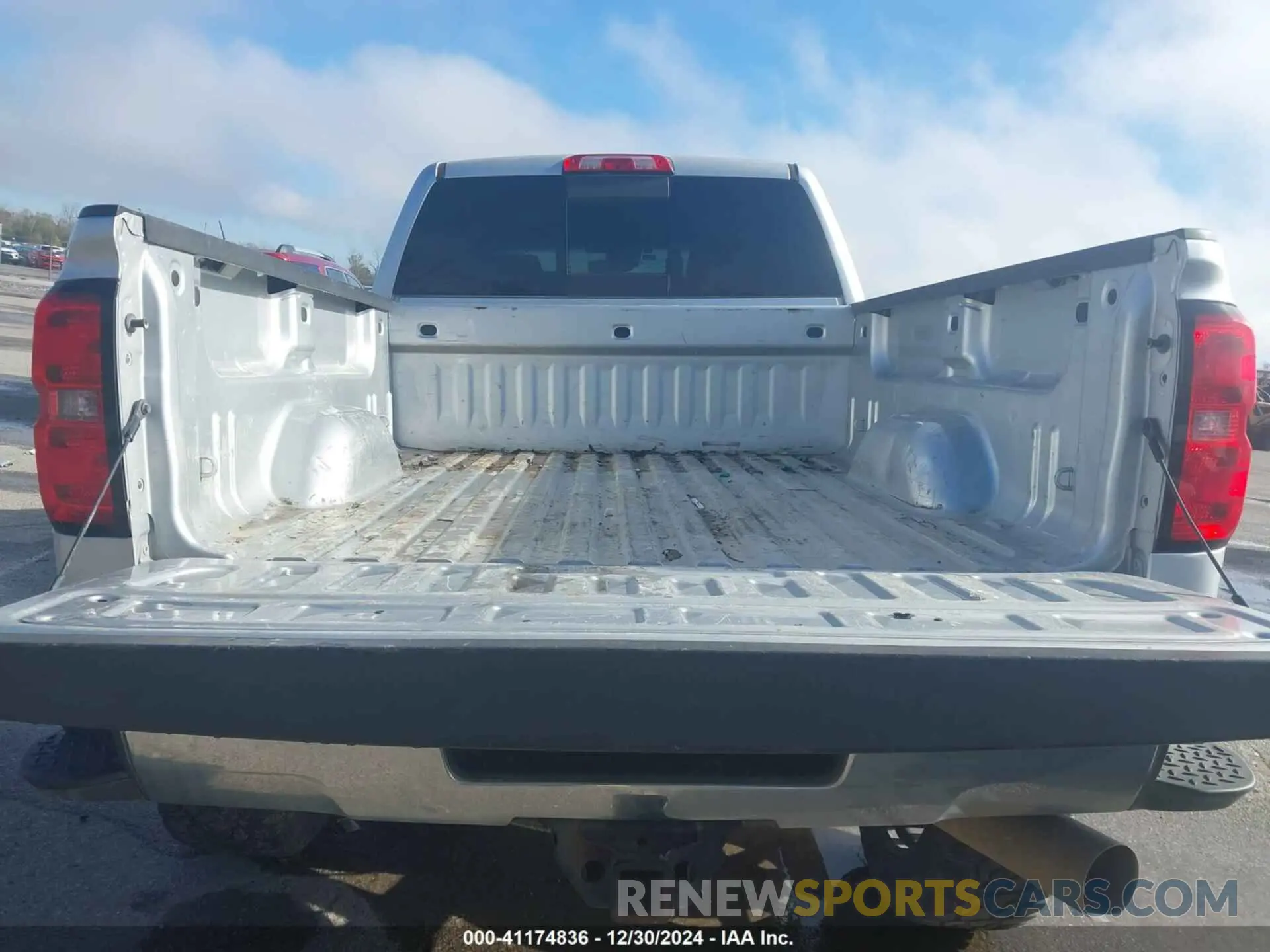 8 Photograph of a damaged car 1GC1KTEY4KF157917 CHEVROLET SILVERADO 2500HD 2019