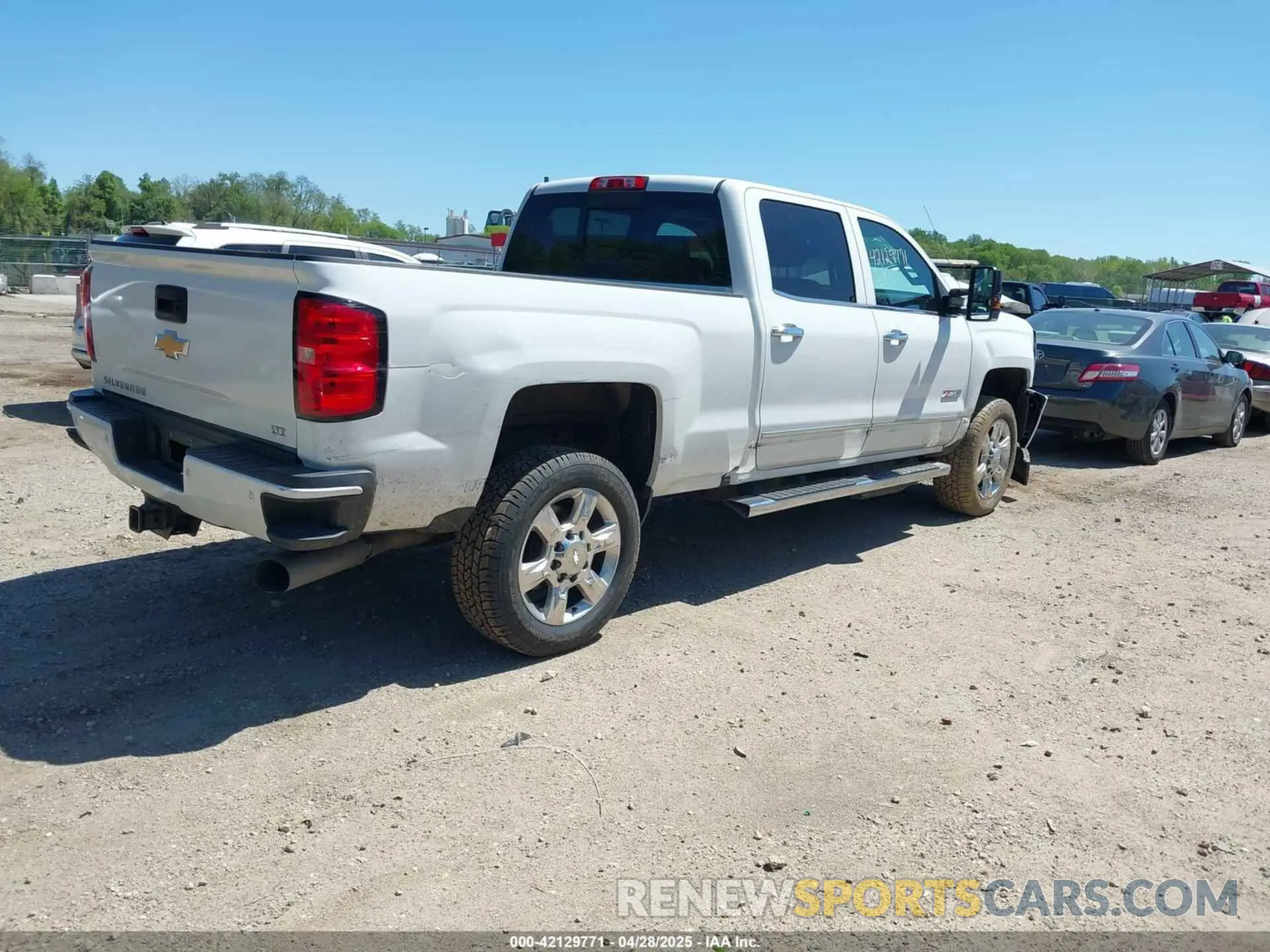 4 Photograph of a damaged car 1GC1KTEY8KF270138 CHEVROLET SILVERADO 2500HD 2019