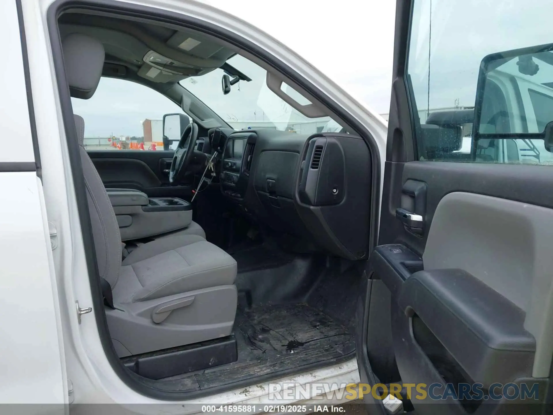 5 Photograph of a damaged car 2GB2CREG4K1221512 CHEVROLET SILVERADO 2500HD 2019