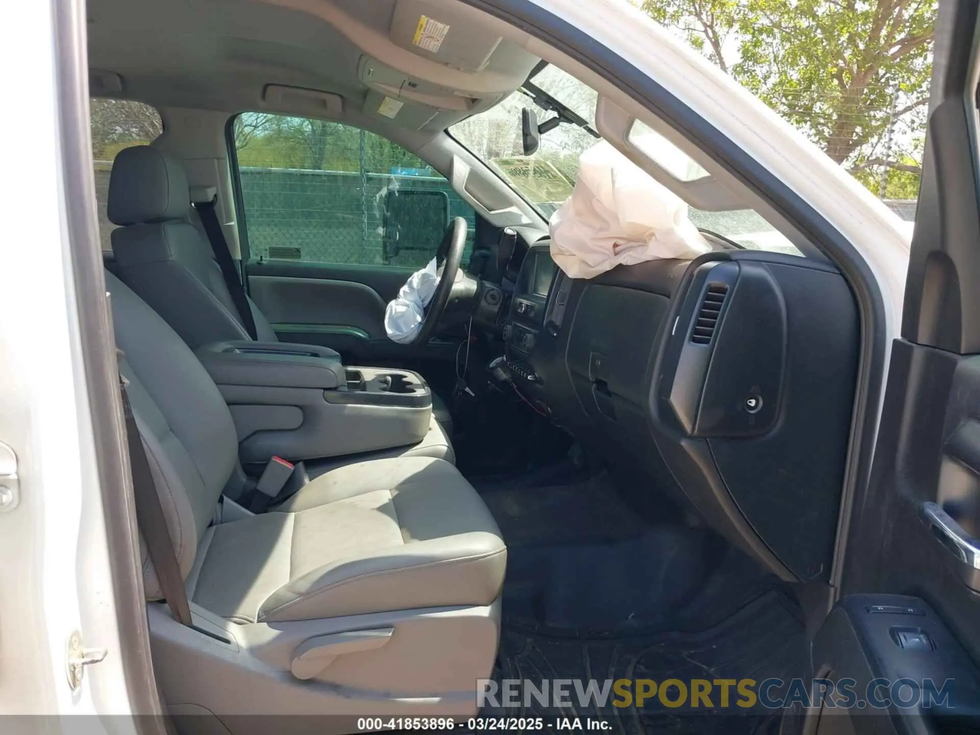 5 Photograph of a damaged car 2GB2CREG8K1216202 CHEVROLET SILVERADO 2500HD 2019
