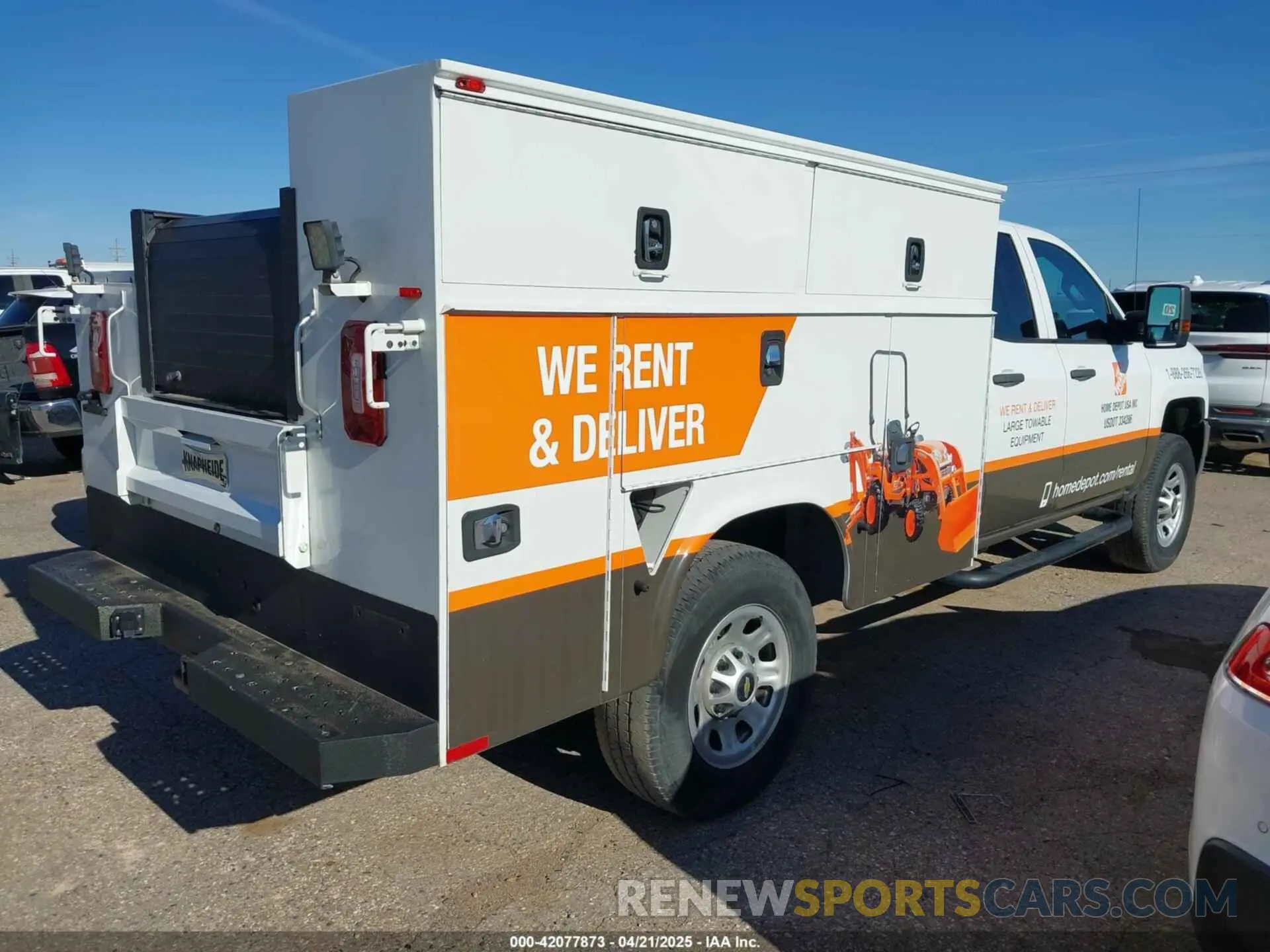 4 Photograph of a damaged car 2GB2CREG9K1166796 CHEVROLET SILVERADO 2500HD 2019
