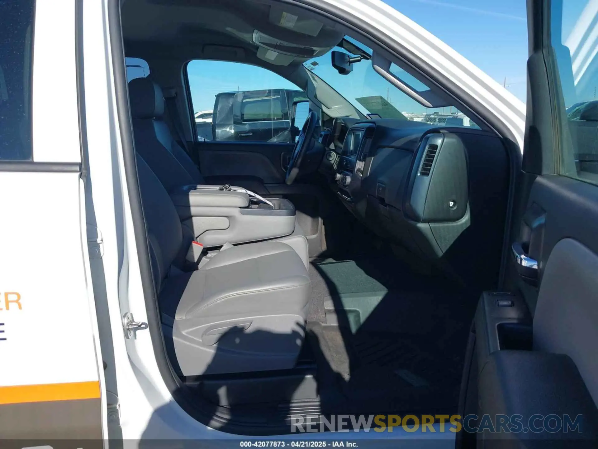 5 Photograph of a damaged car 2GB2CREG9K1166796 CHEVROLET SILVERADO 2500HD 2019