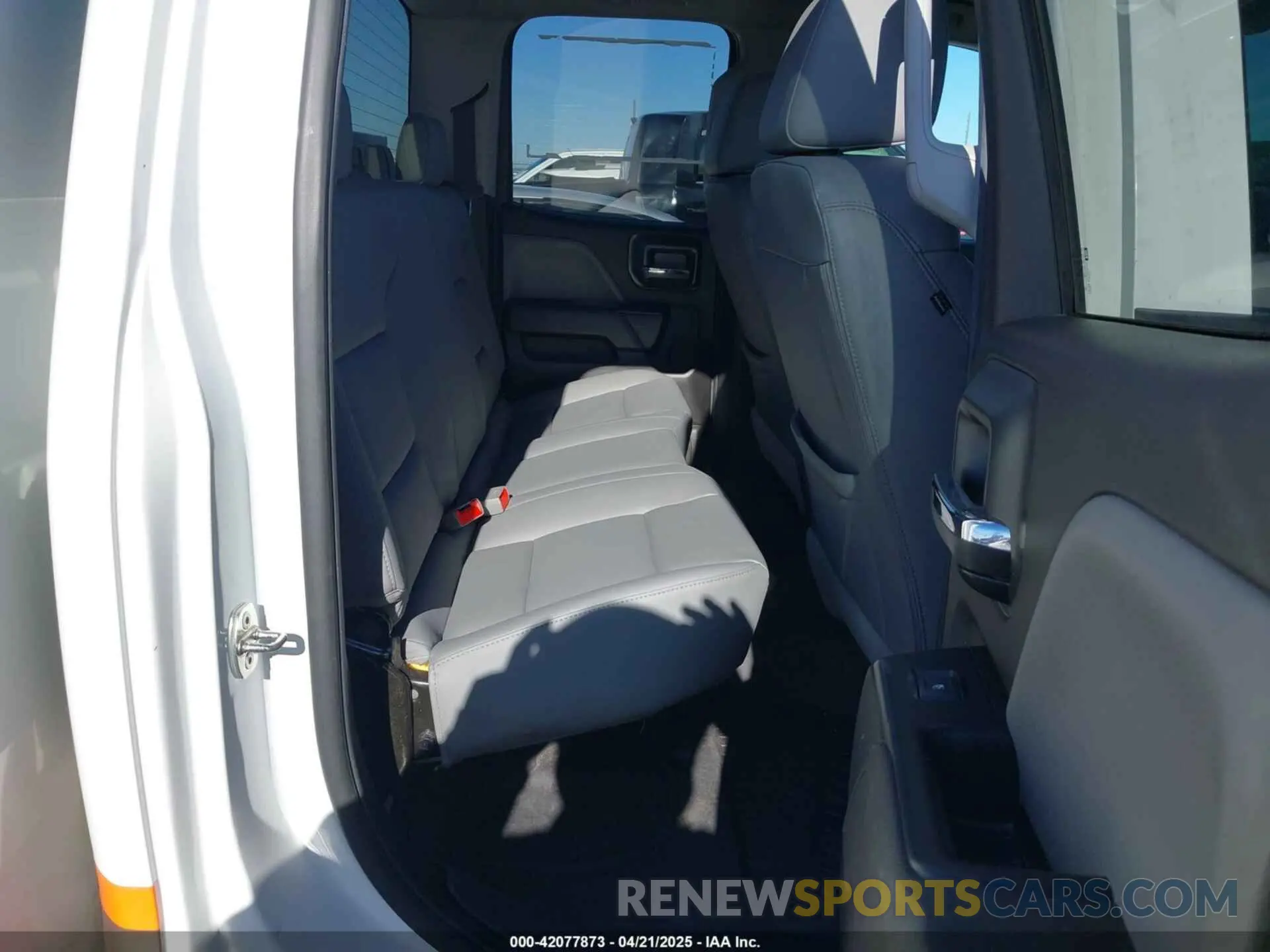 8 Photograph of a damaged car 2GB2CREG9K1166796 CHEVROLET SILVERADO 2500HD 2019