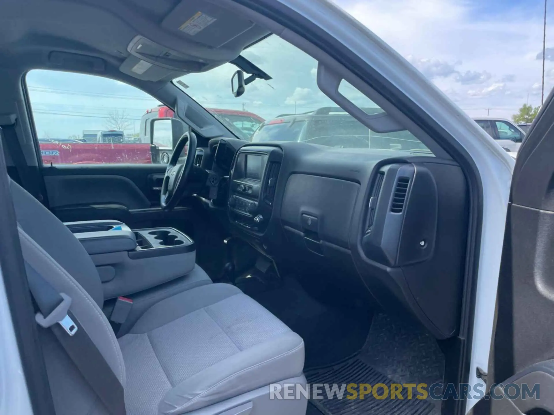 4 Photograph of a damaged car 2GB2KREG4K1117380 CHEVROLET SILVERADO 2500HD 2019