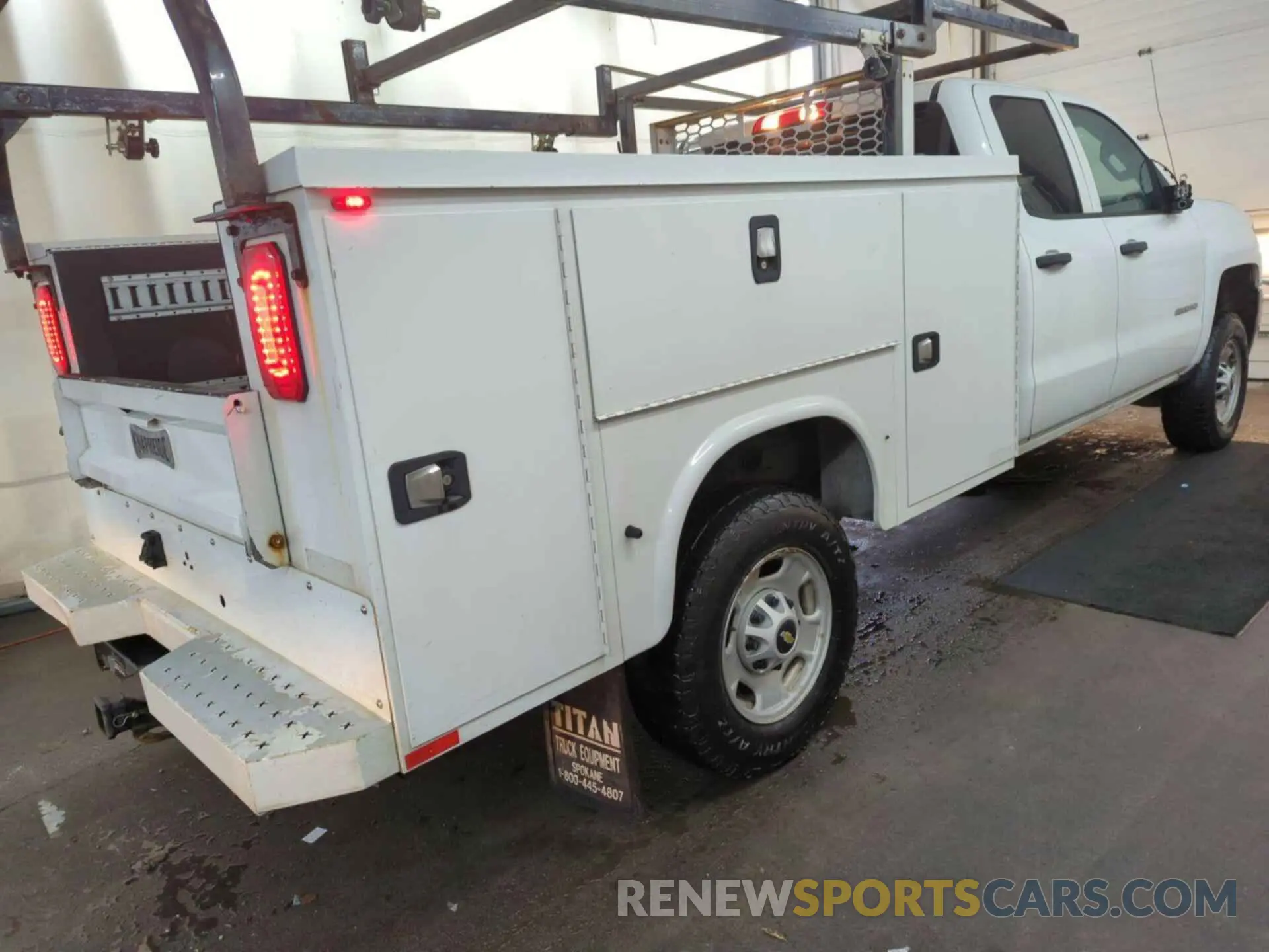 33 Photograph of a damaged car 2GB2KREG8K1182653 CHEVROLET SILVERADO 2500HD 2019