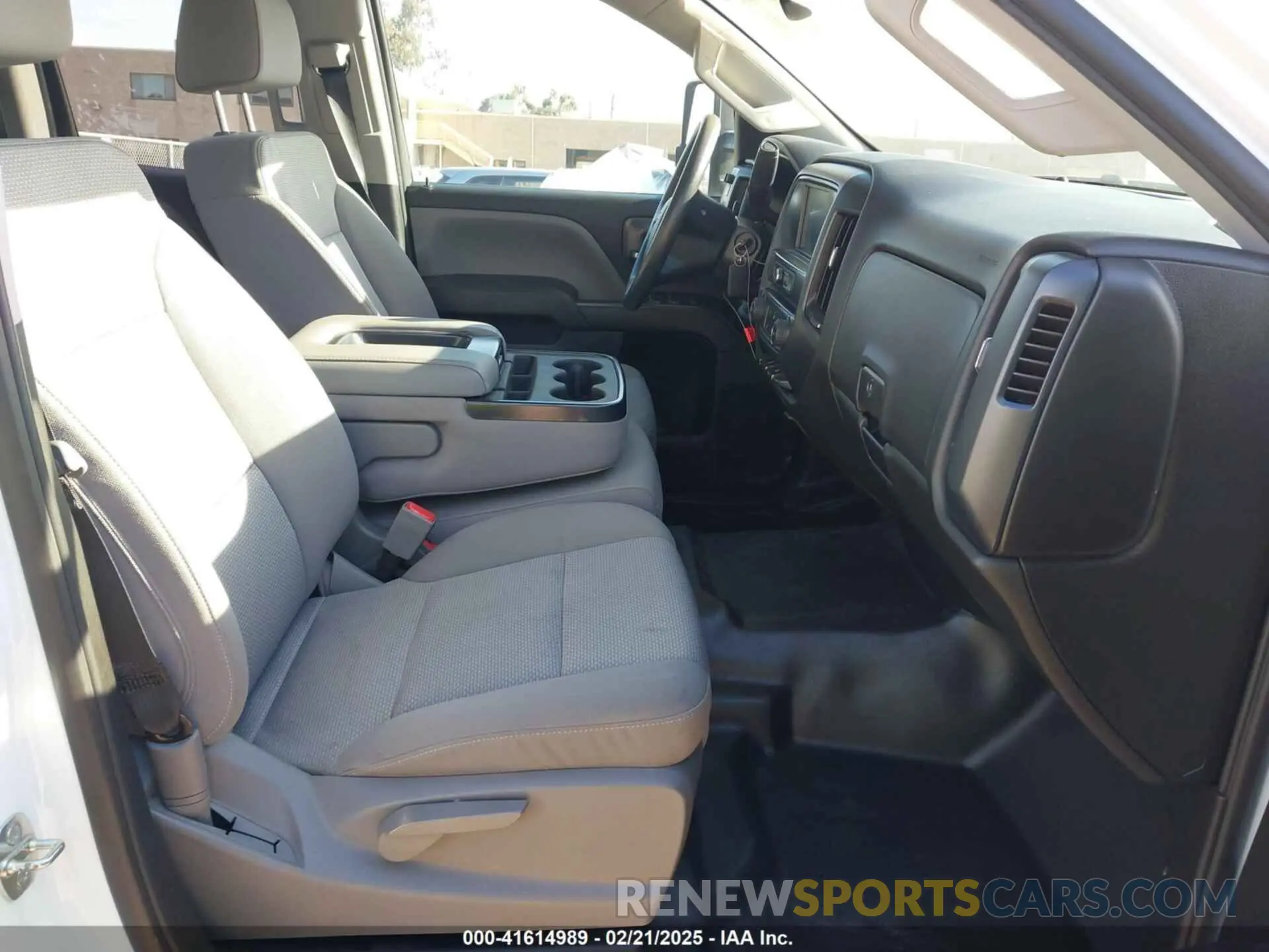 5 Photograph of a damaged car 2GC2CREG1K1135926 CHEVROLET SILVERADO 2500HD 2019