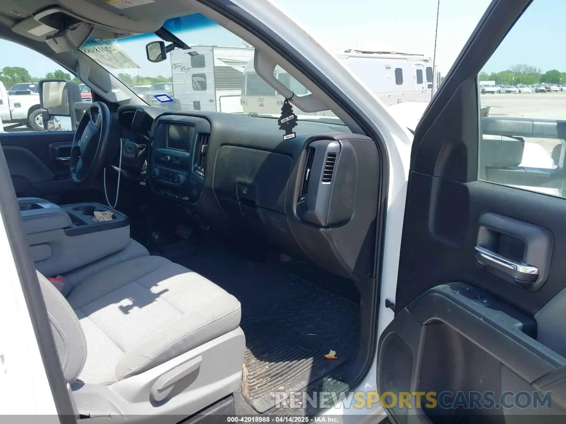 5 Photograph of a damaged car 2GC2KREG0K1200607 CHEVROLET SILVERADO 2500HD 2019