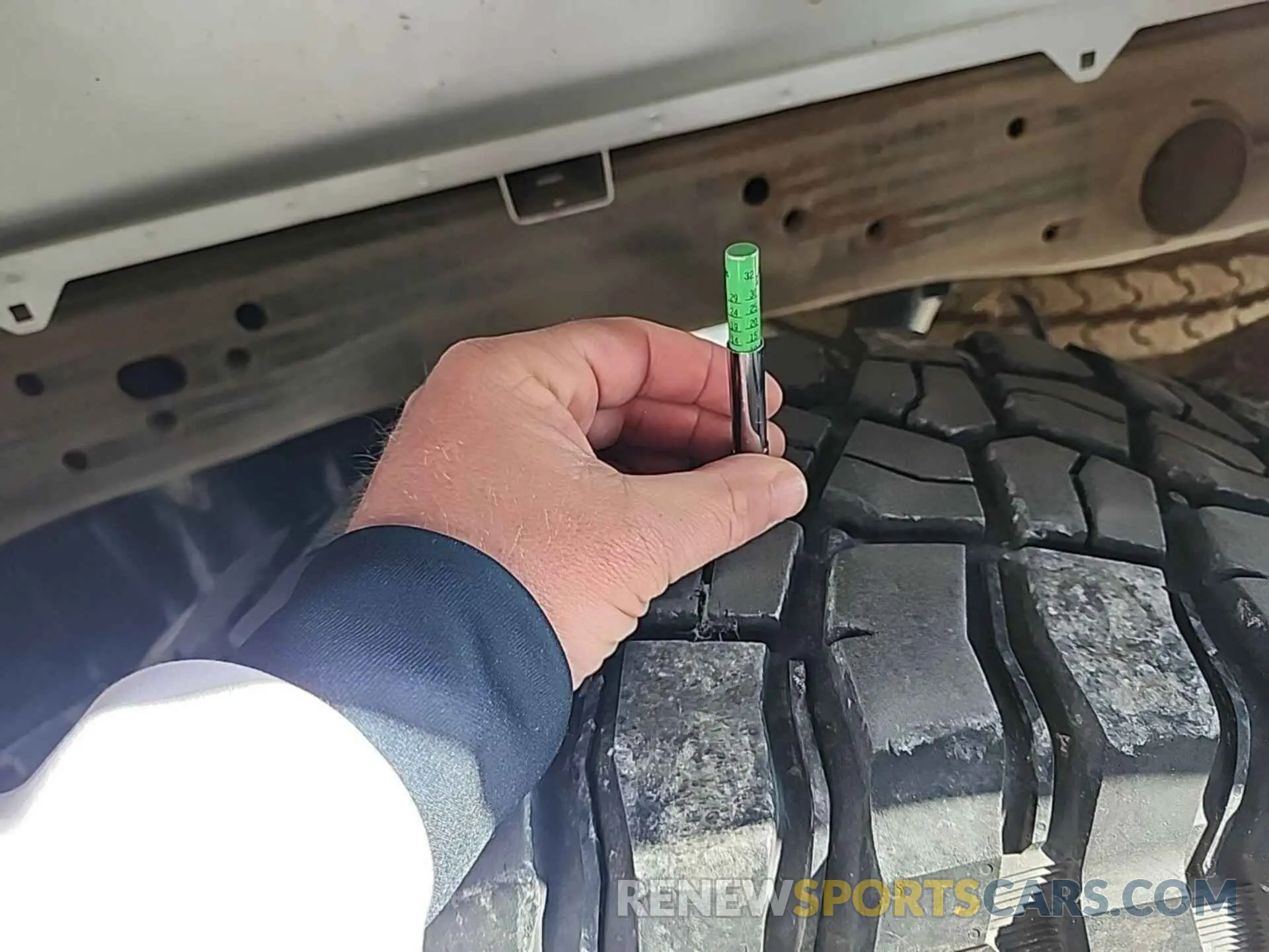 17 Photograph of a damaged car 2GC2KREG8K1239865 CHEVROLET SILVERADO 2500HD 2019