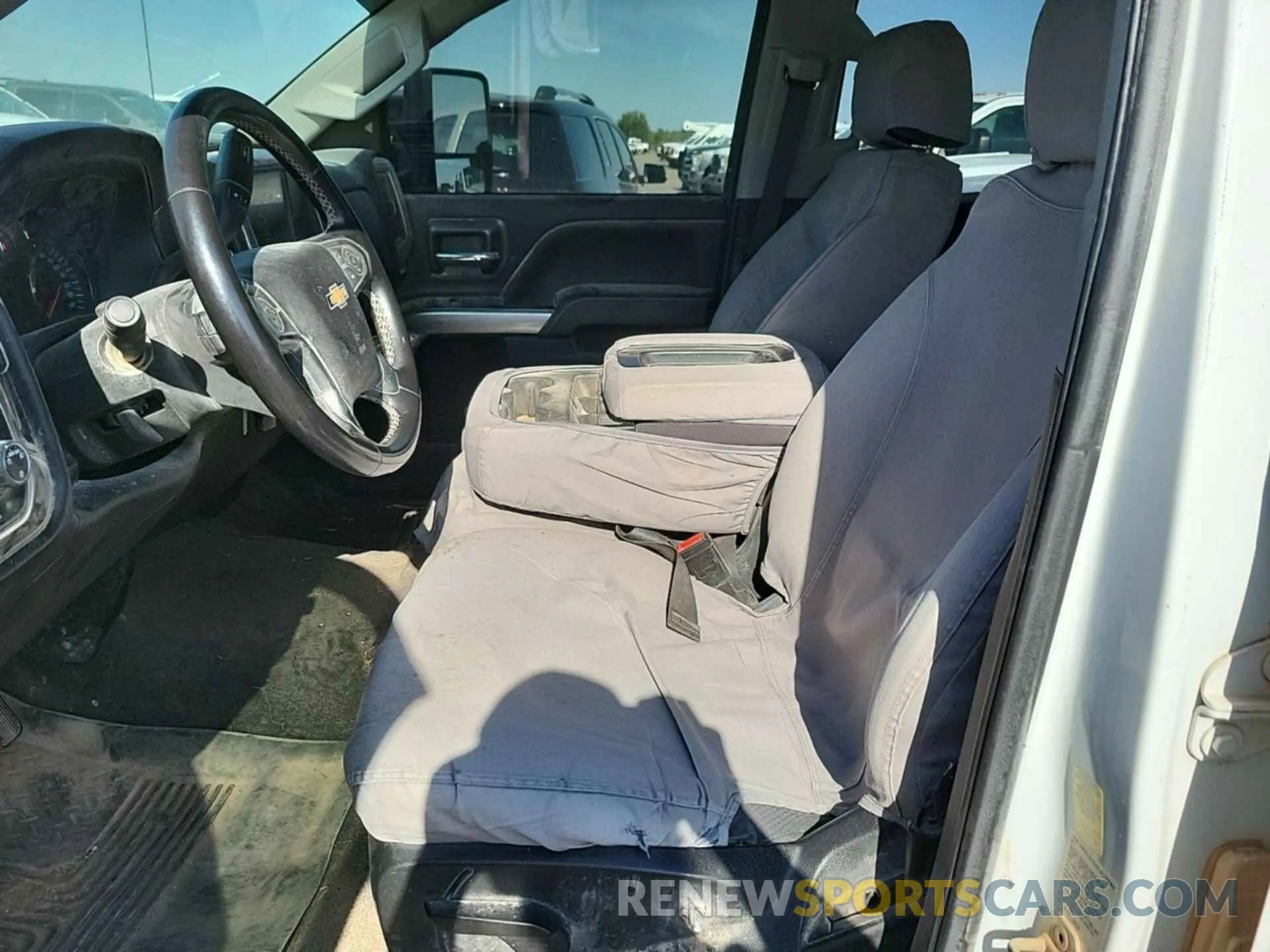 18 Photograph of a damaged car 2GC2KSEG5K1208872 CHEVROLET SILVERADO 2500HD 2019