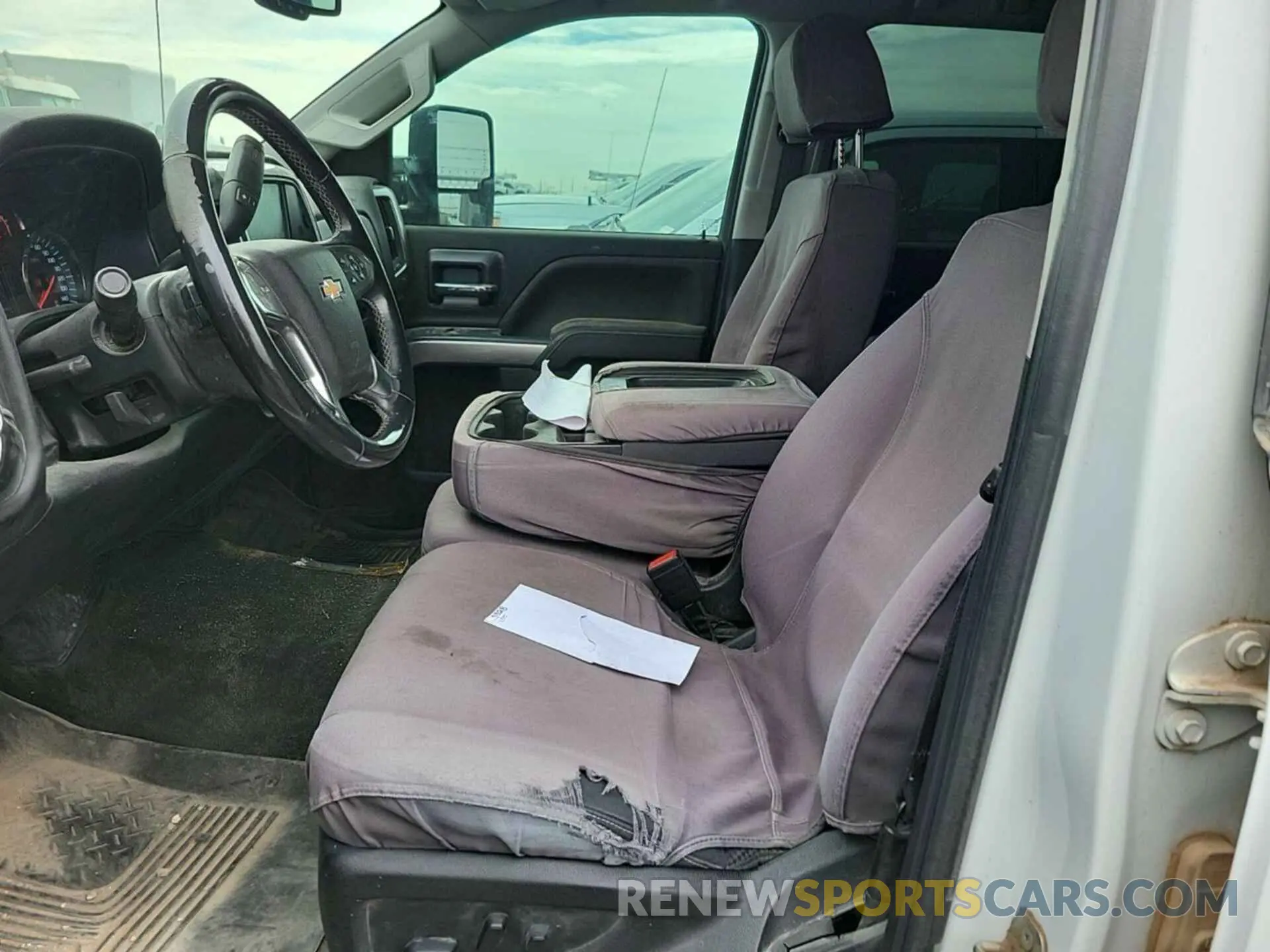 19 Photograph of a damaged car 2GC2KSEG6K1102981 CHEVROLET SILVERADO 2500HD 2019