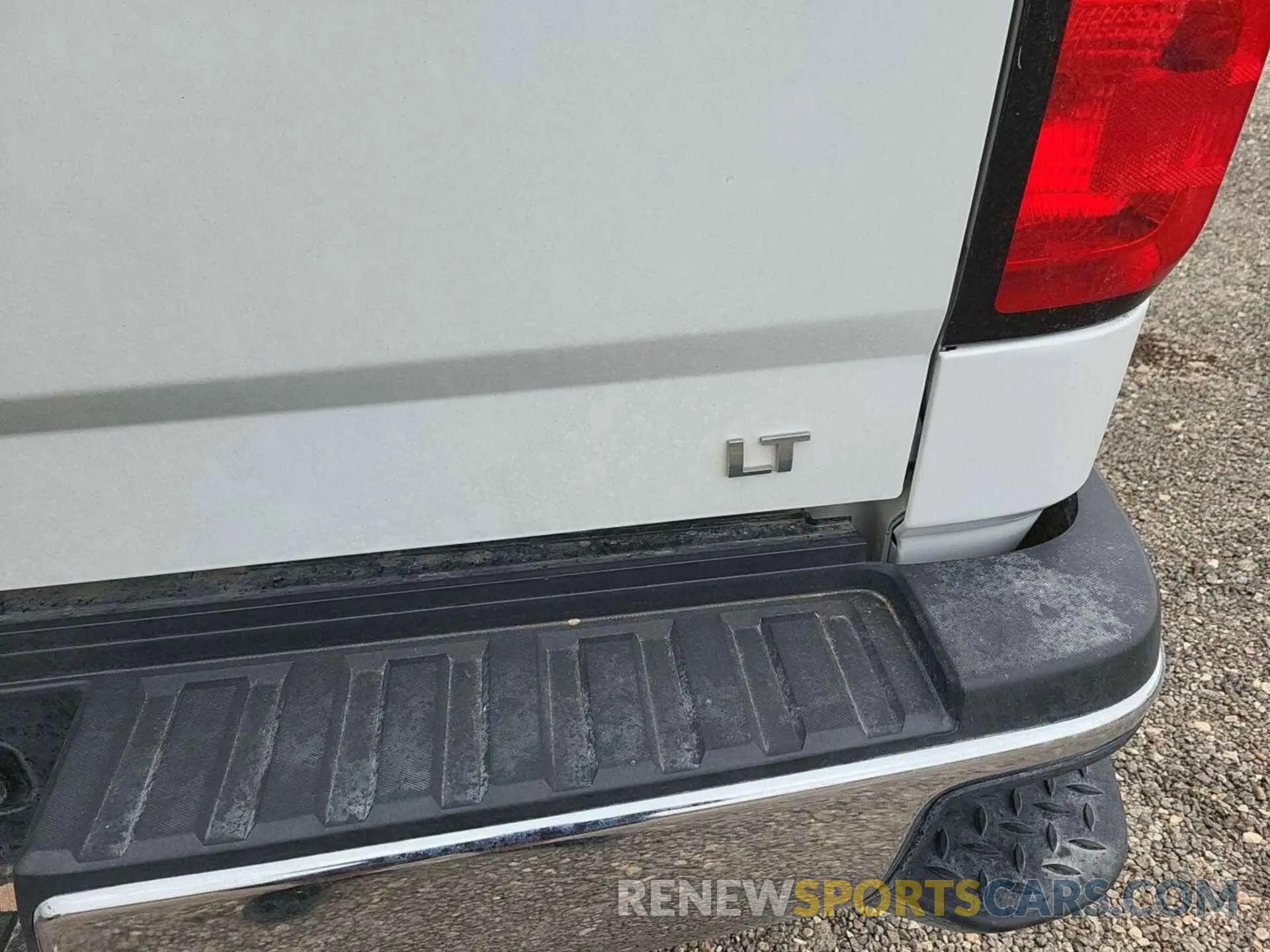 18 Photograph of a damaged car 2GC2KSEG7K1208940 CHEVROLET SILVERADO 2500HD 2019