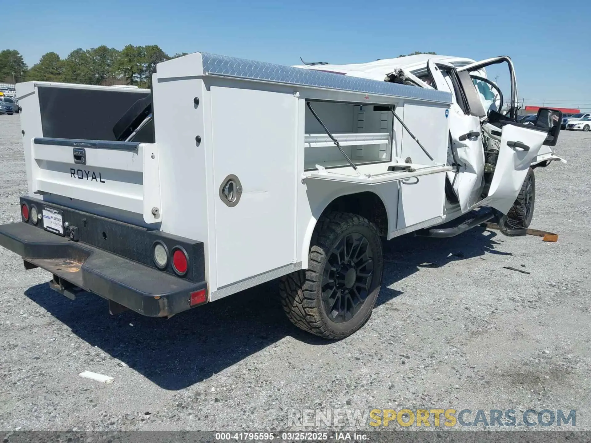 4 Photograph of a damaged car 1GB5WLE75LF287790 CHEVROLET SILVERADO 2500HD 2020