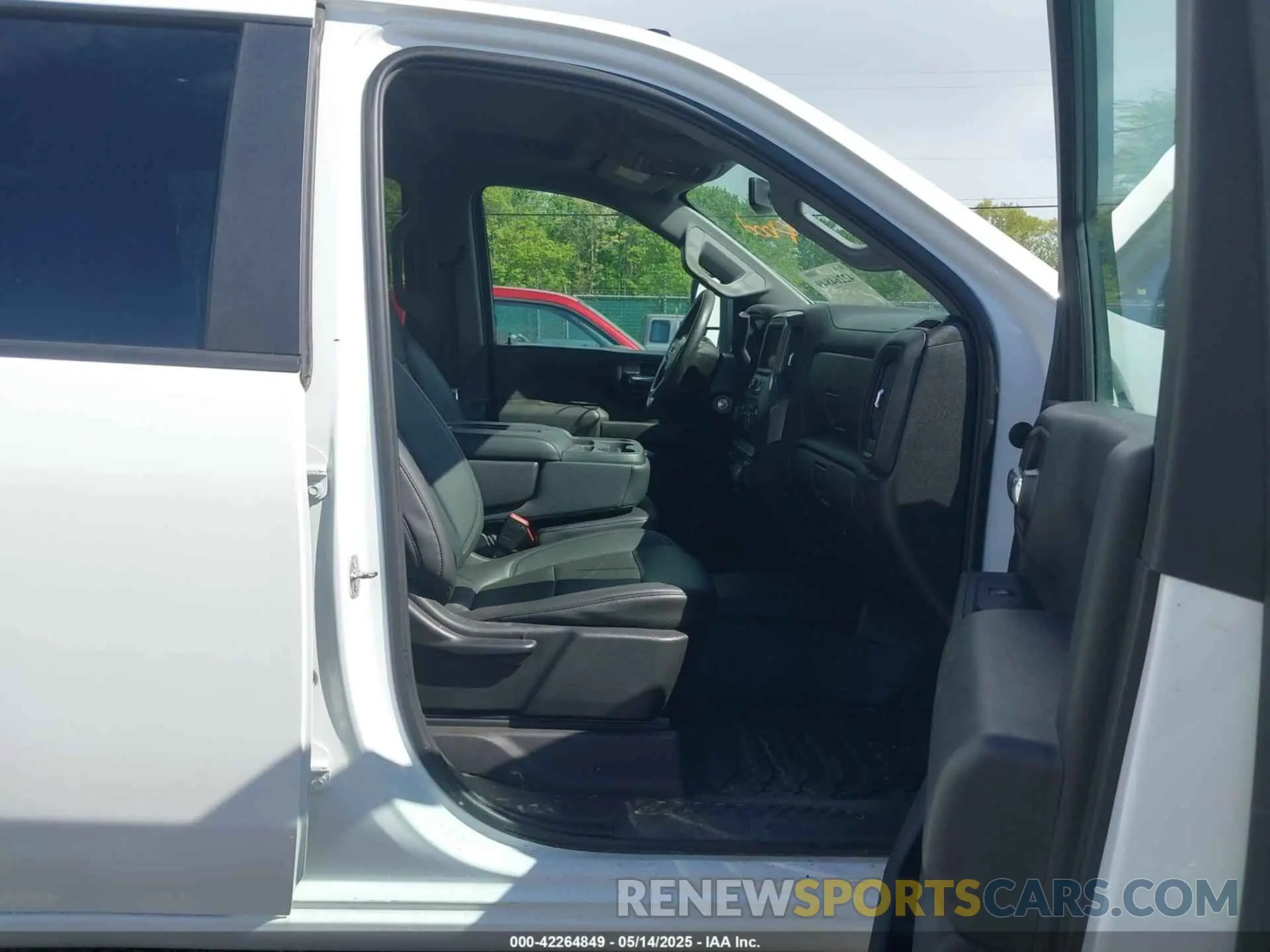 5 Photograph of a damaged car 1GC1YLE78LF120019 CHEVROLET SILVERADO 2500HD 2020