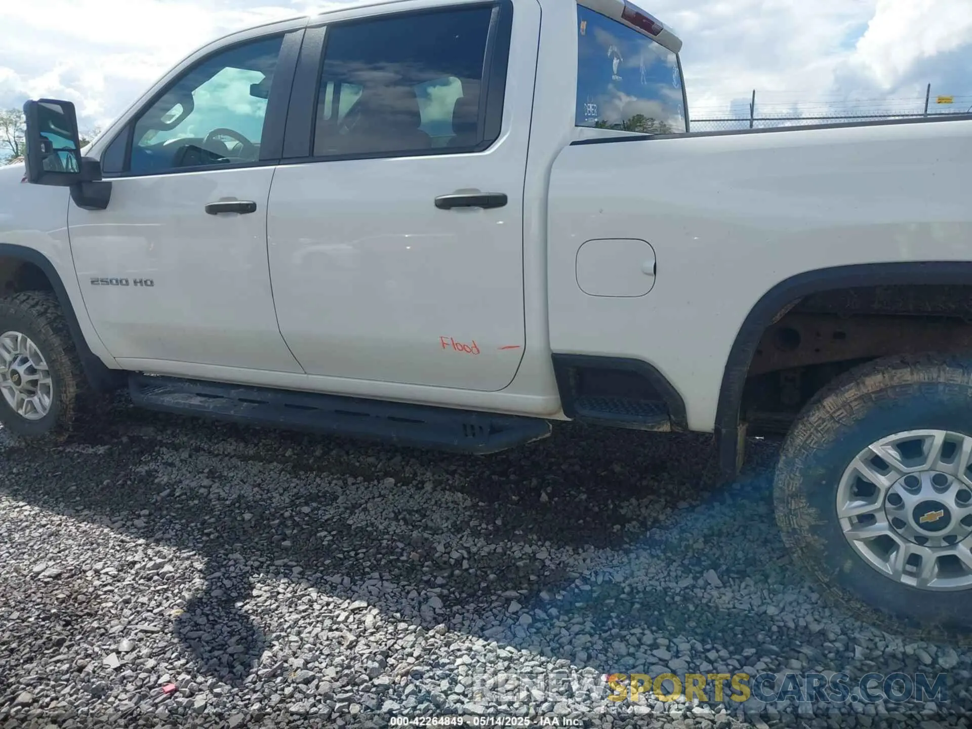 6 Photograph of a damaged car 1GC1YLE78LF120019 CHEVROLET SILVERADO 2500HD 2020