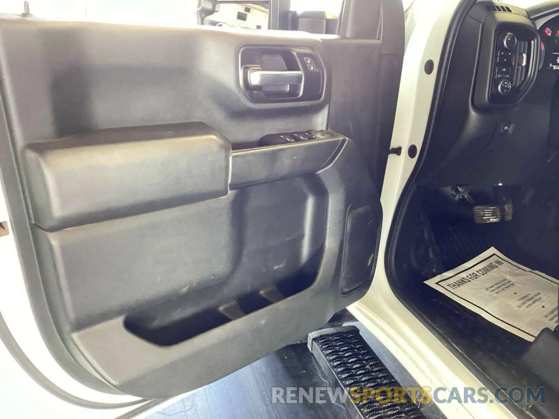 29 Photograph of a damaged car 1GC2YLE70LF250803 CHEVROLET SILVERADO 2500HD 2020