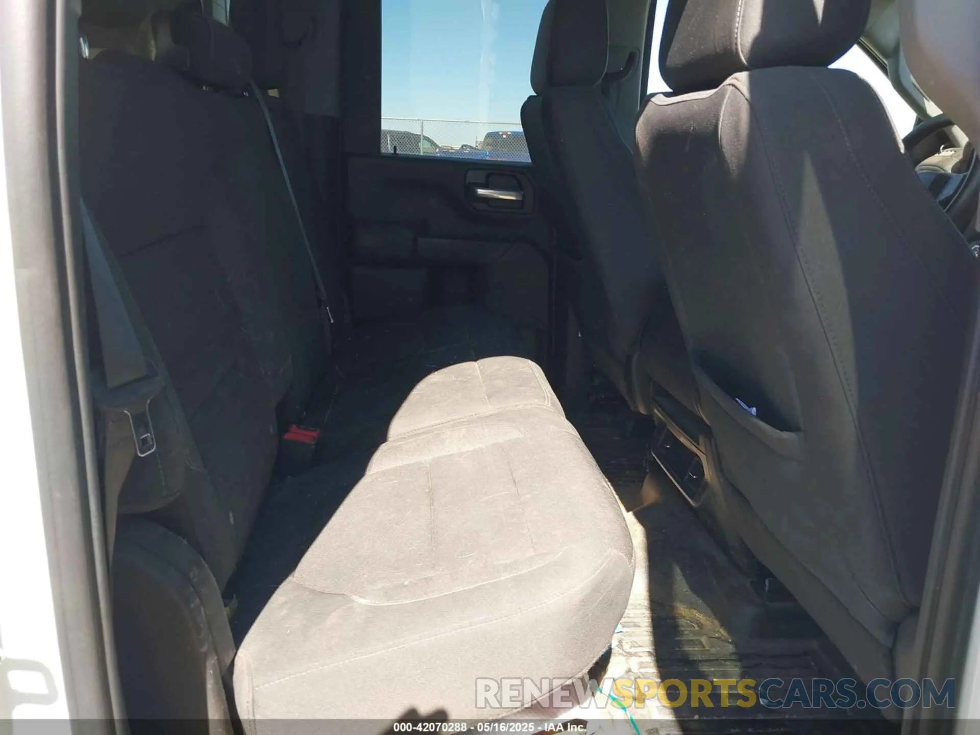 8 Photograph of a damaged car 1GC2YLE71LF266041 CHEVROLET SILVERADO 2500HD 2020