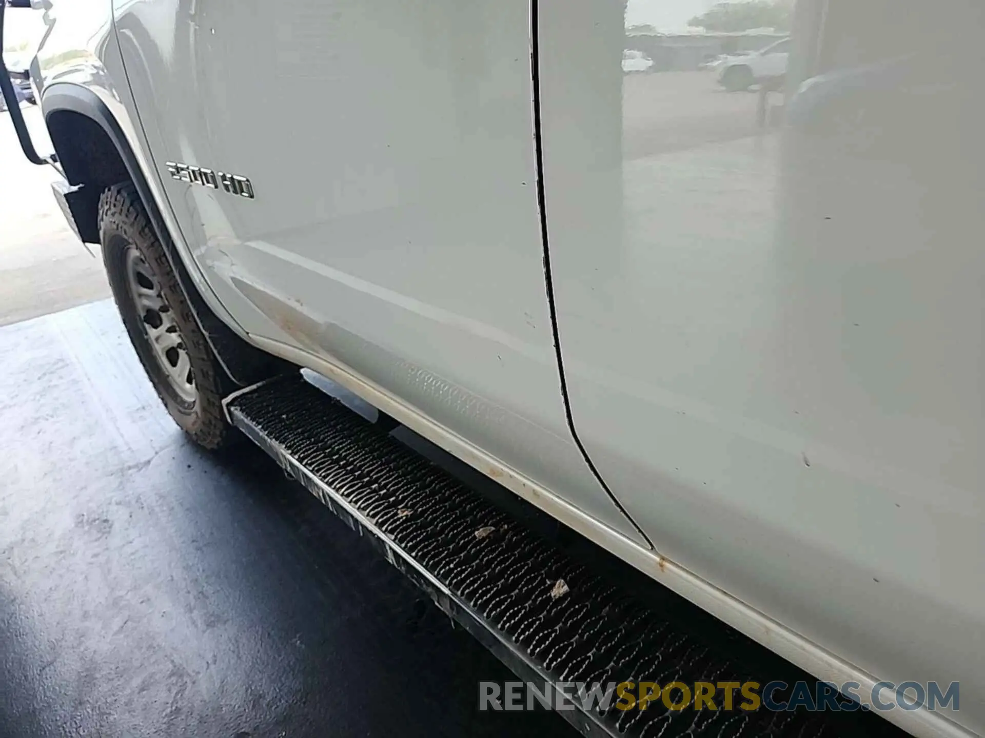 4 Photograph of a damaged car 1GC2YLE7XLF250856 CHEVROLET SILVERADO 2500HD 2020