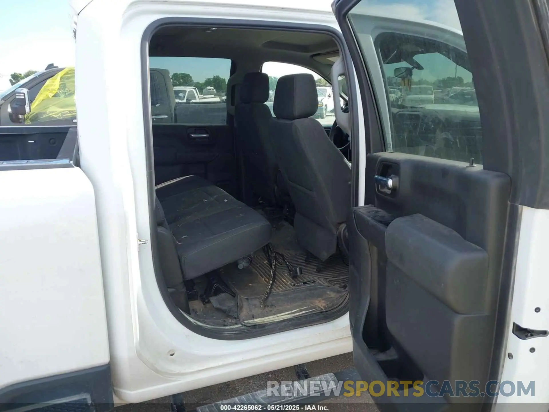 6 Photograph of a damaged car 1GC4YLE73LF313322 CHEVROLET SILVERADO 2500HD 2020