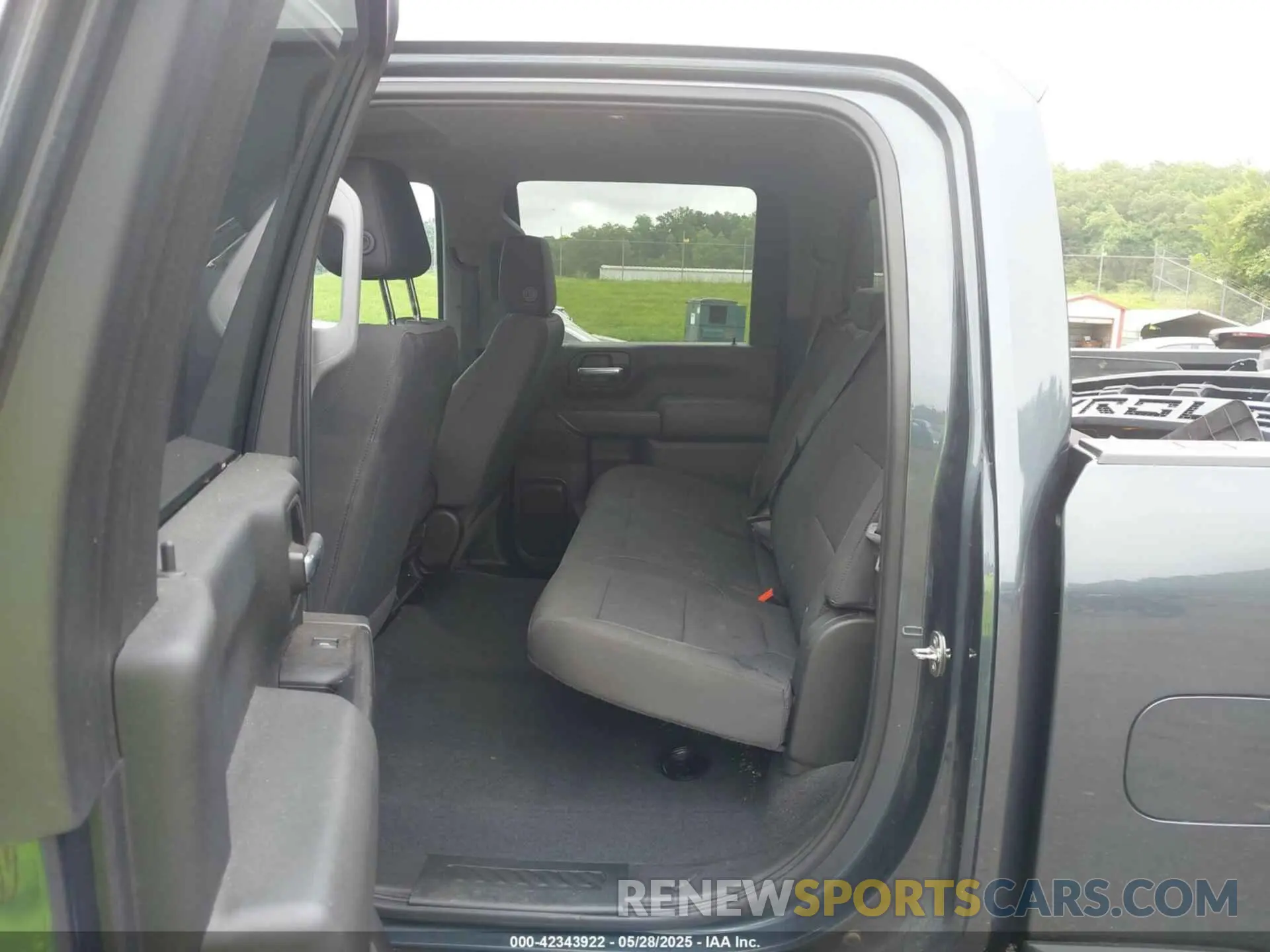 6 Photograph of a damaged car 1GC4YME74LF212375 CHEVROLET SILVERADO 2500HD 2020