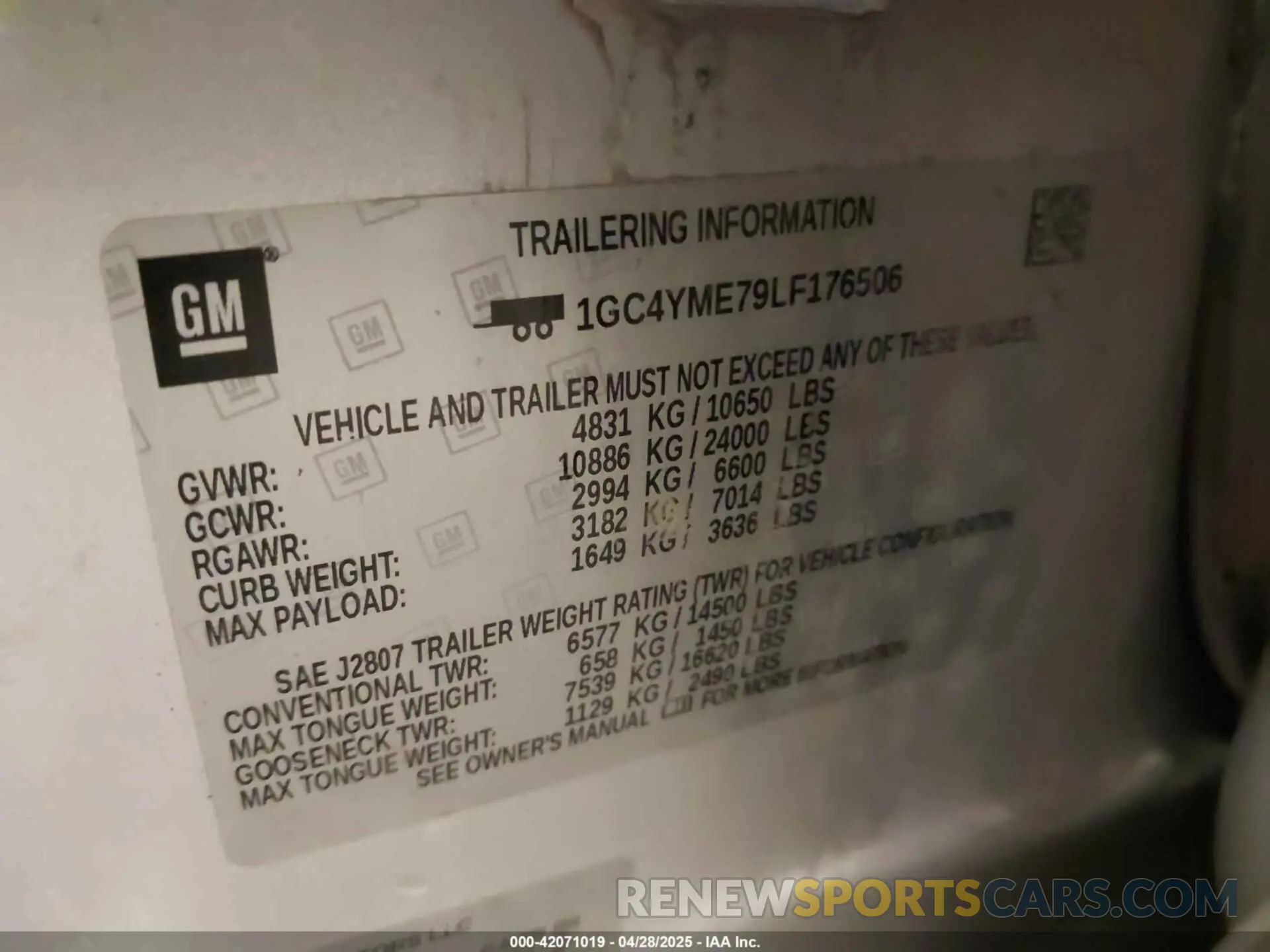 8 Photograph of a damaged car 1GC4YME79LF176506 CHEVROLET SILVERADO 2500HD 2020