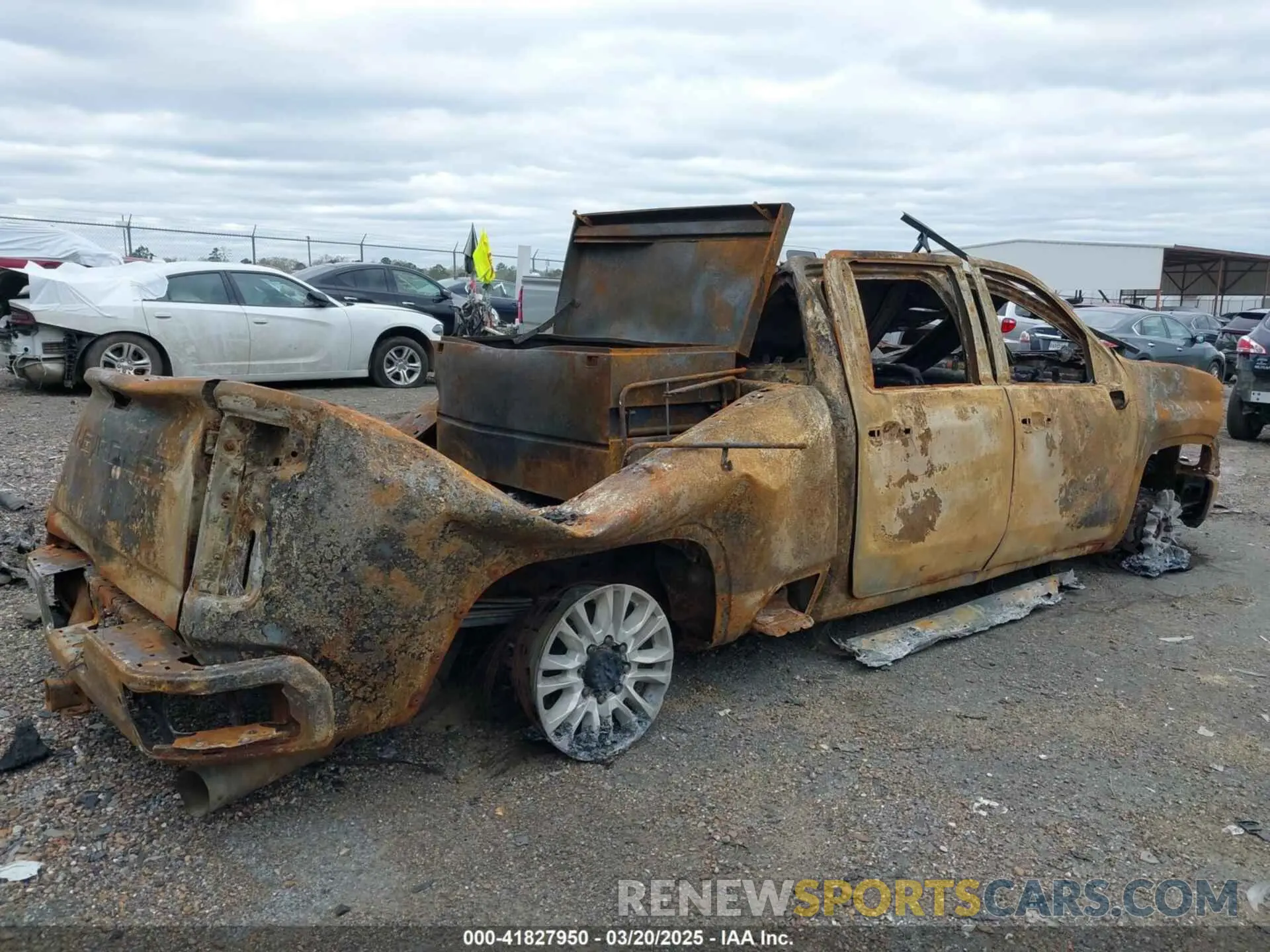4 Photograph of a damaged car 1GC4YREY1LF131873 CHEVROLET SILVERADO 2500HD 2020