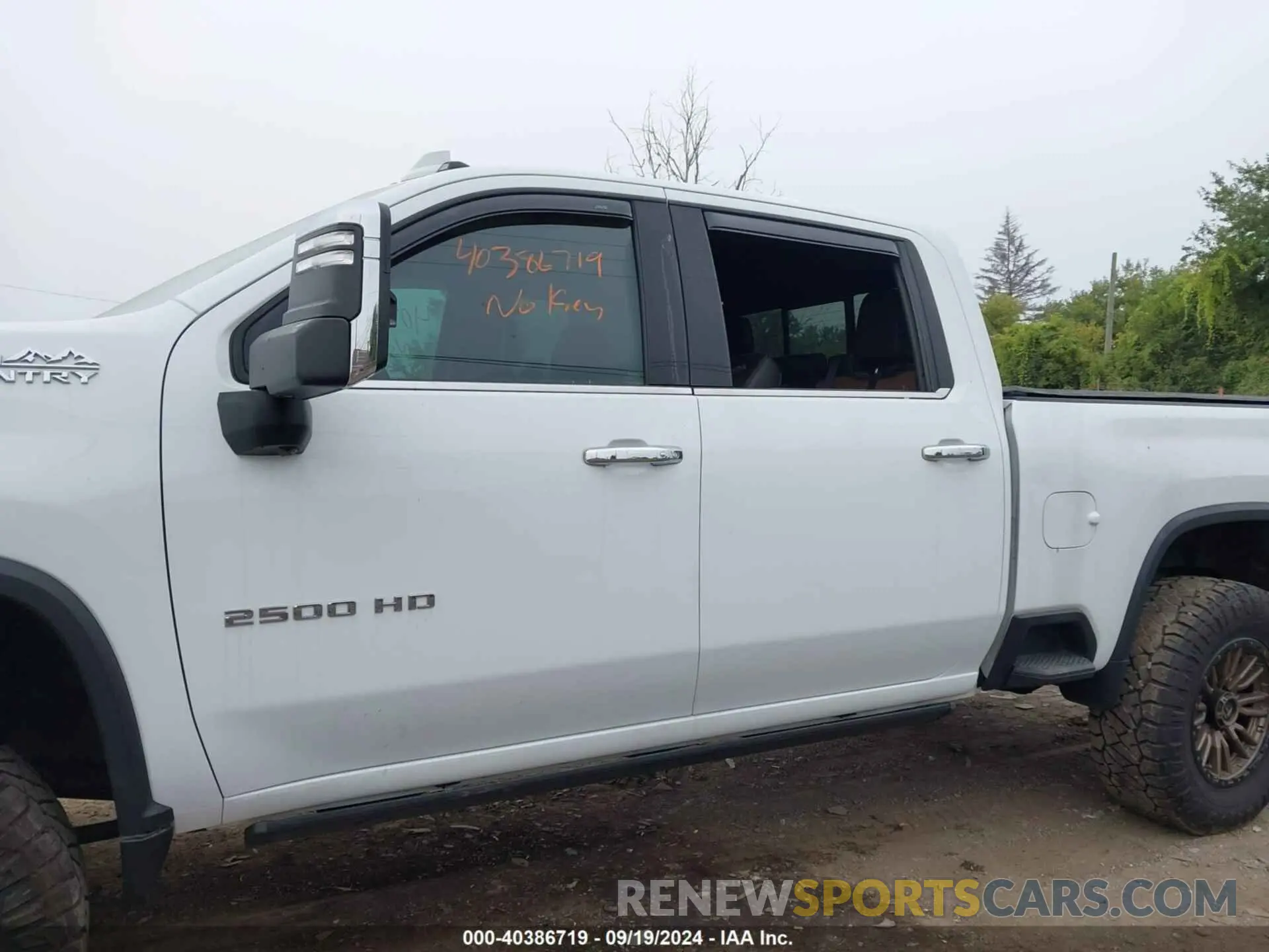 13 Photograph of a damaged car 1GC4YREY4LF020847 CHEVROLET SILVERADO 2500HD 2020