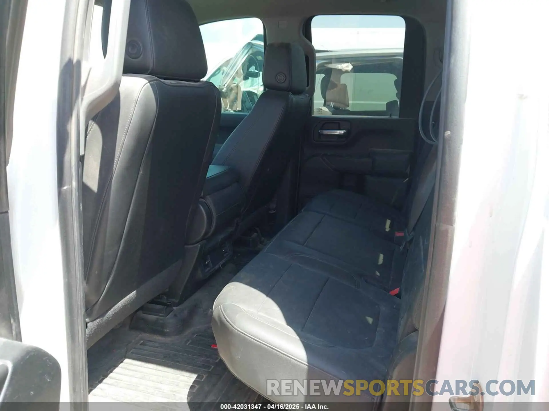 6 Photograph of a damaged car 1GC5YLE72LF225429 CHEVROLET SILVERADO 2500HD 2020