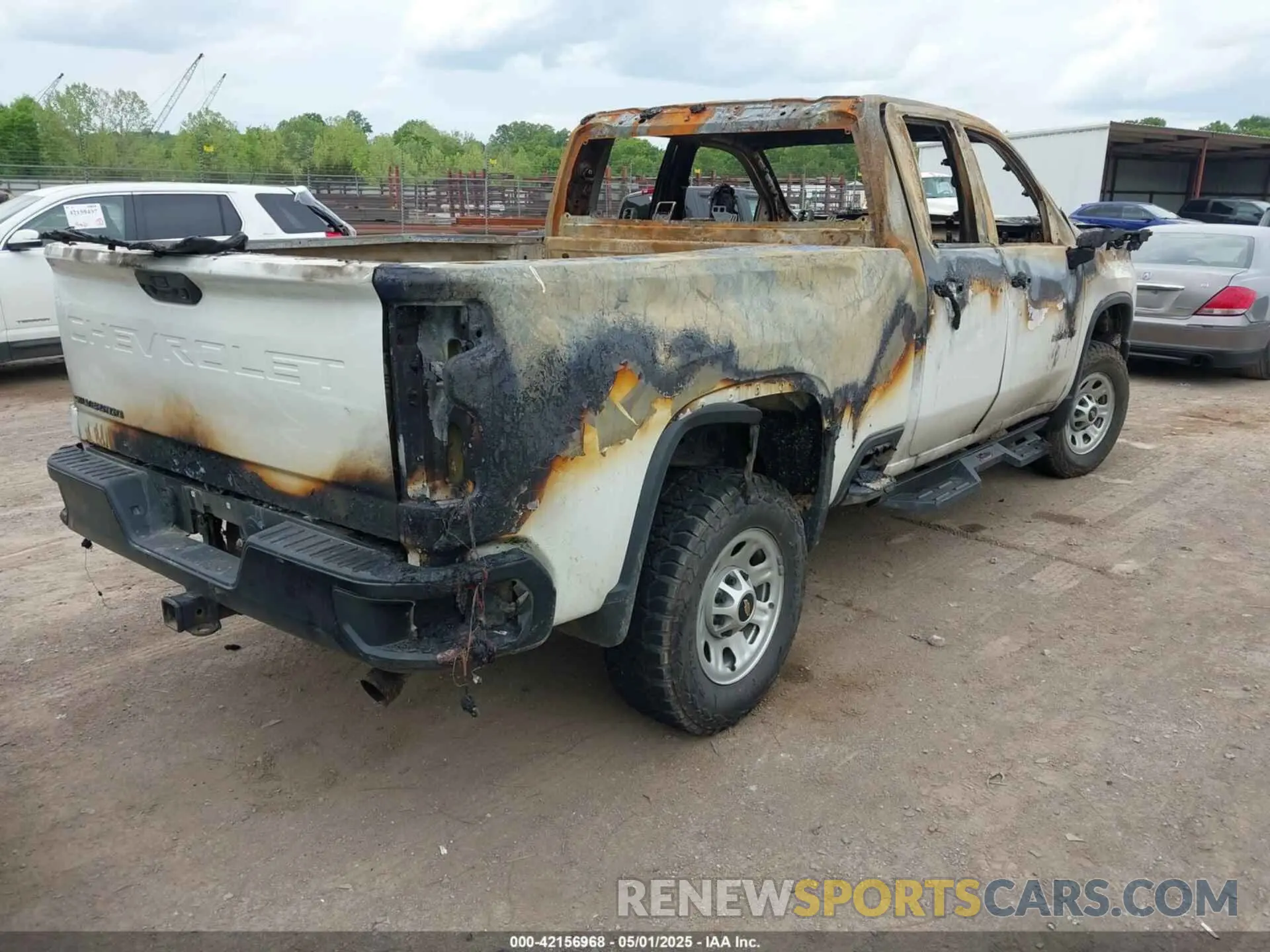 4 Photograph of a damaged car 1GC2YLE74MF285961 CHEVROLET SILVERADO 2500HD 2021