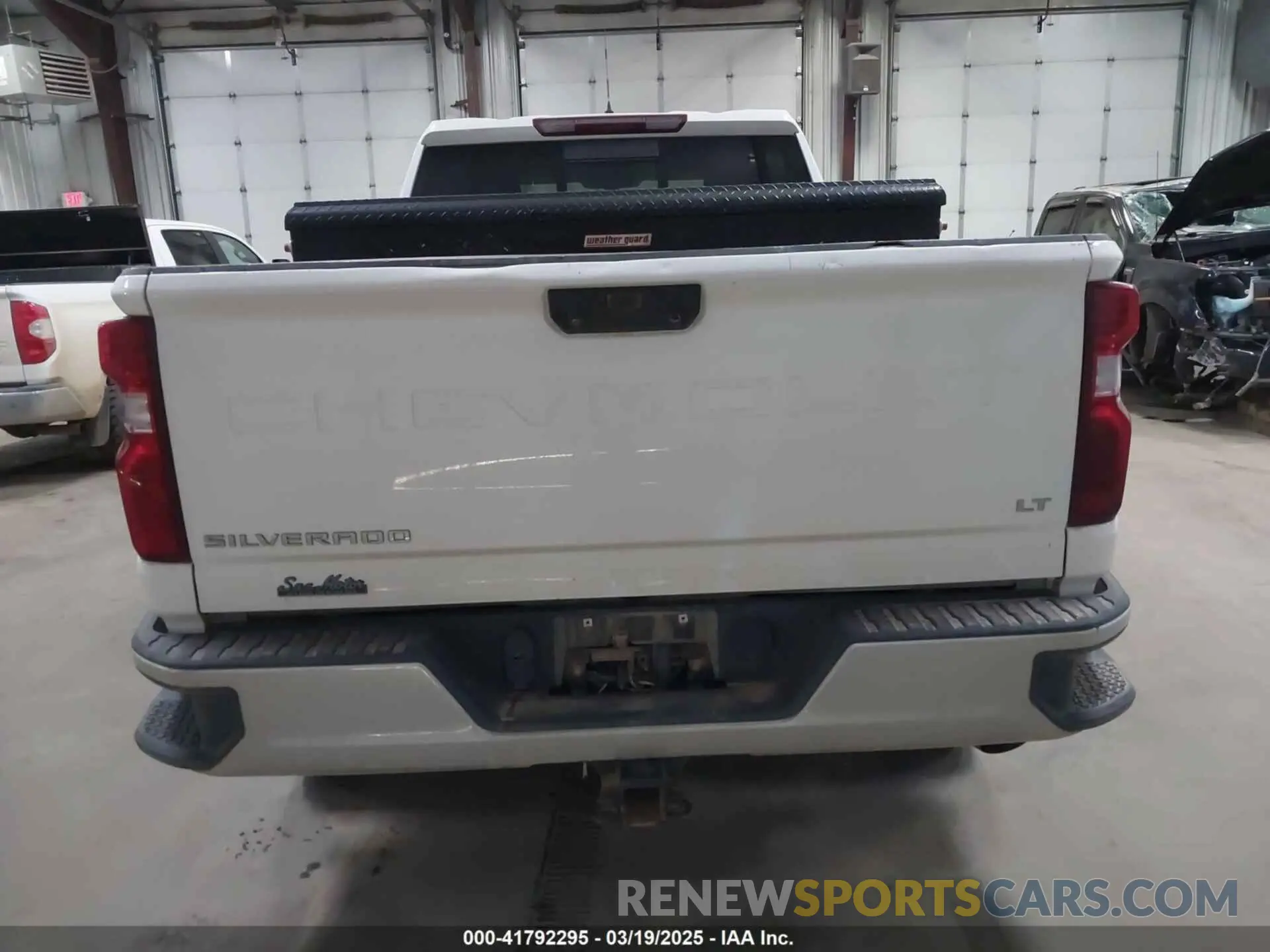 17 Photograph of a damaged car 1GC4YNE72MF115988 CHEVROLET SILVERADO 2500HD 2021