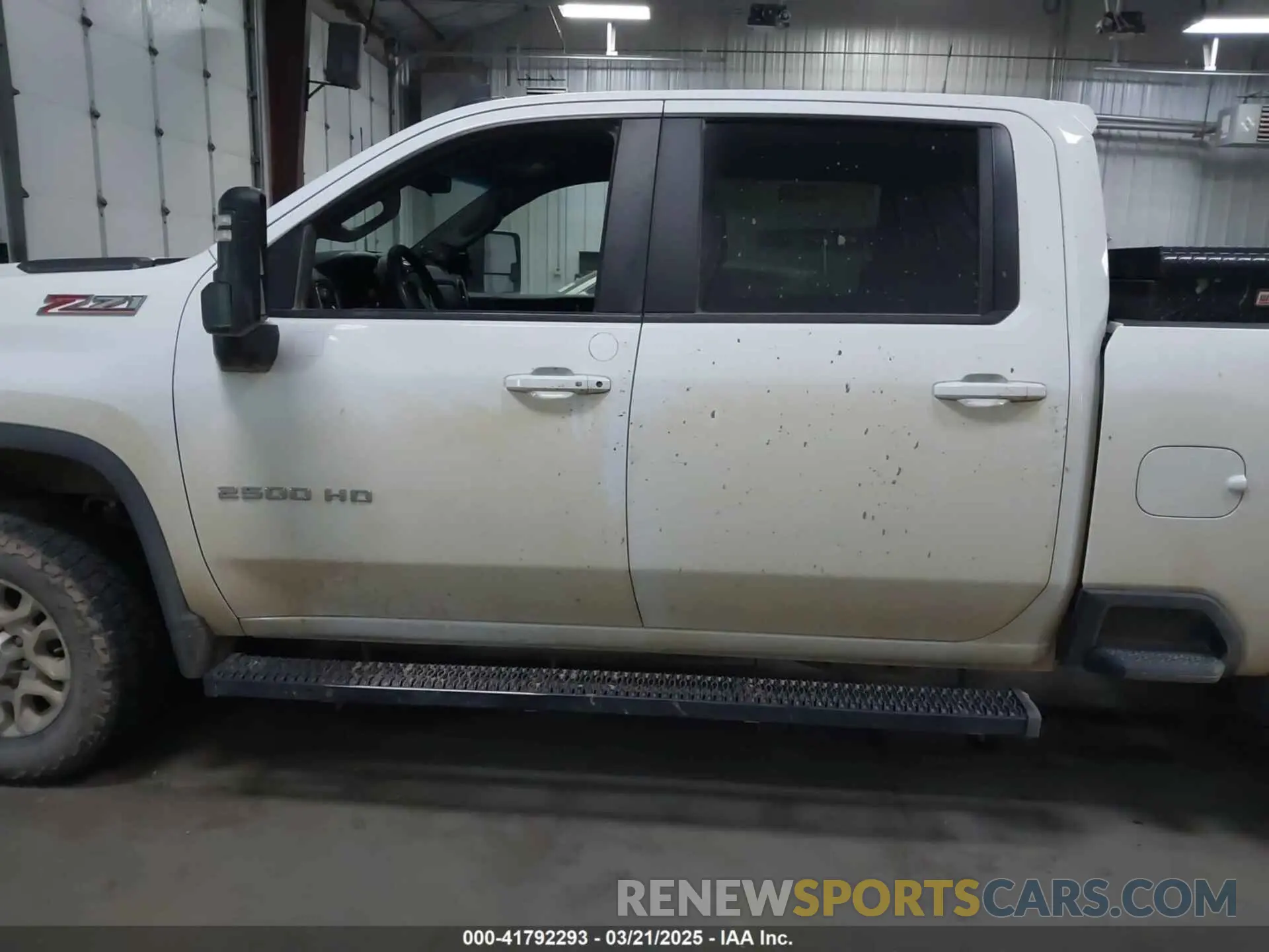 17 Photograph of a damaged car 1GC4YNE74MF134414 CHEVROLET SILVERADO 2500HD 2021