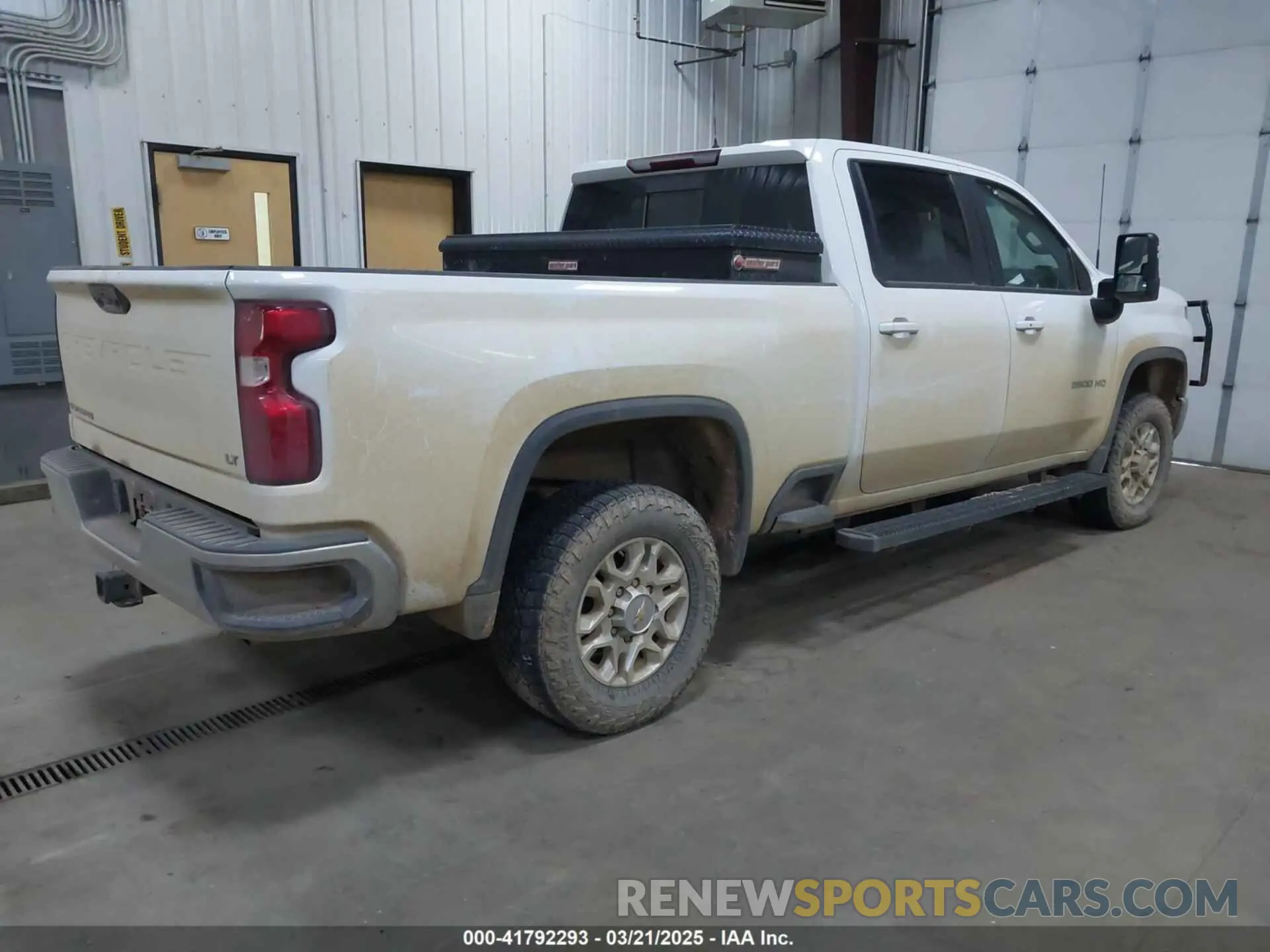 4 Photograph of a damaged car 1GC4YNE74MF134414 CHEVROLET SILVERADO 2500HD 2021