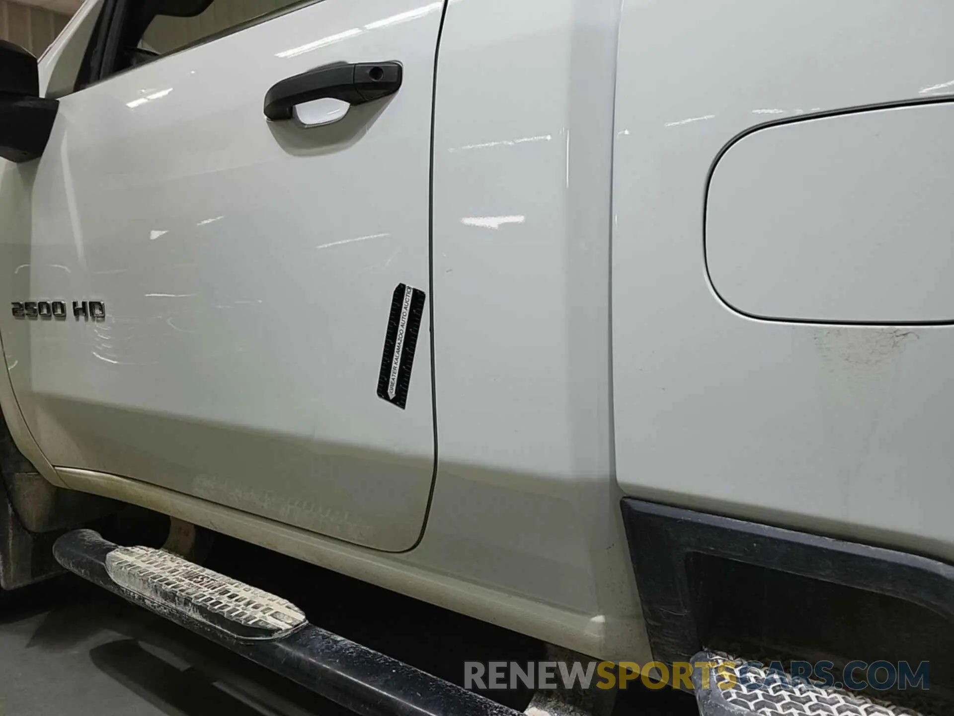 5 Photograph of a damaged car 1GC0YLE72NF339055 CHEVROLET SILVERADO 2500HD 2022