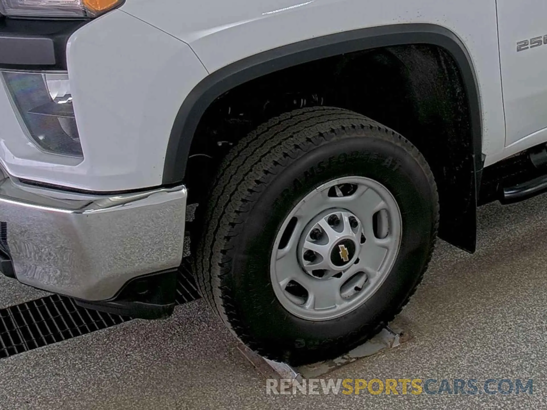 22 Photograph of a damaged car 1GC0YLE72NF348144 CHEVROLET SILVERADO 2500HD 2022