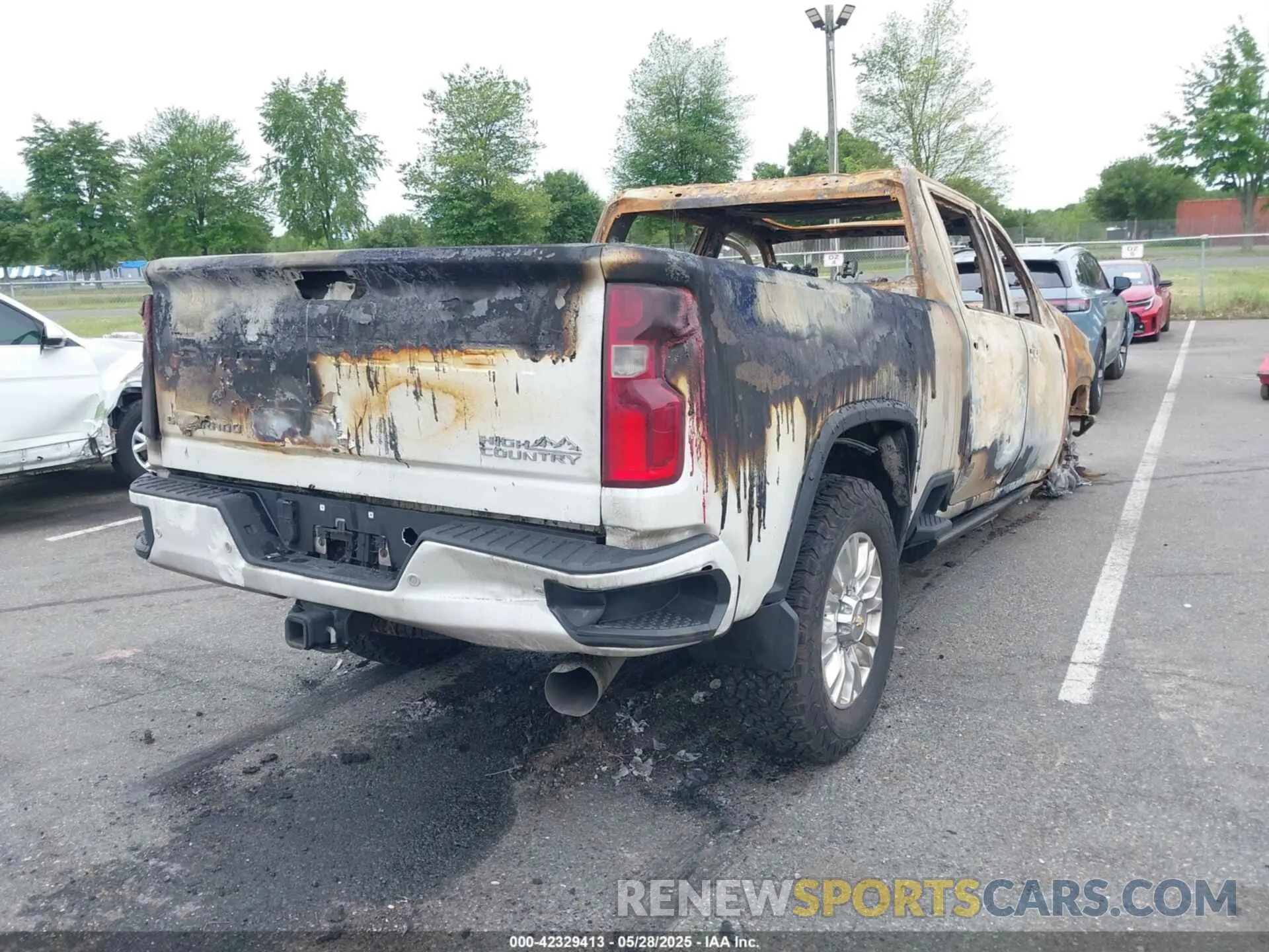 4 Photograph of a damaged car 1GC1YREY1NF112648 CHEVROLET SILVERADO 2500HD 2022