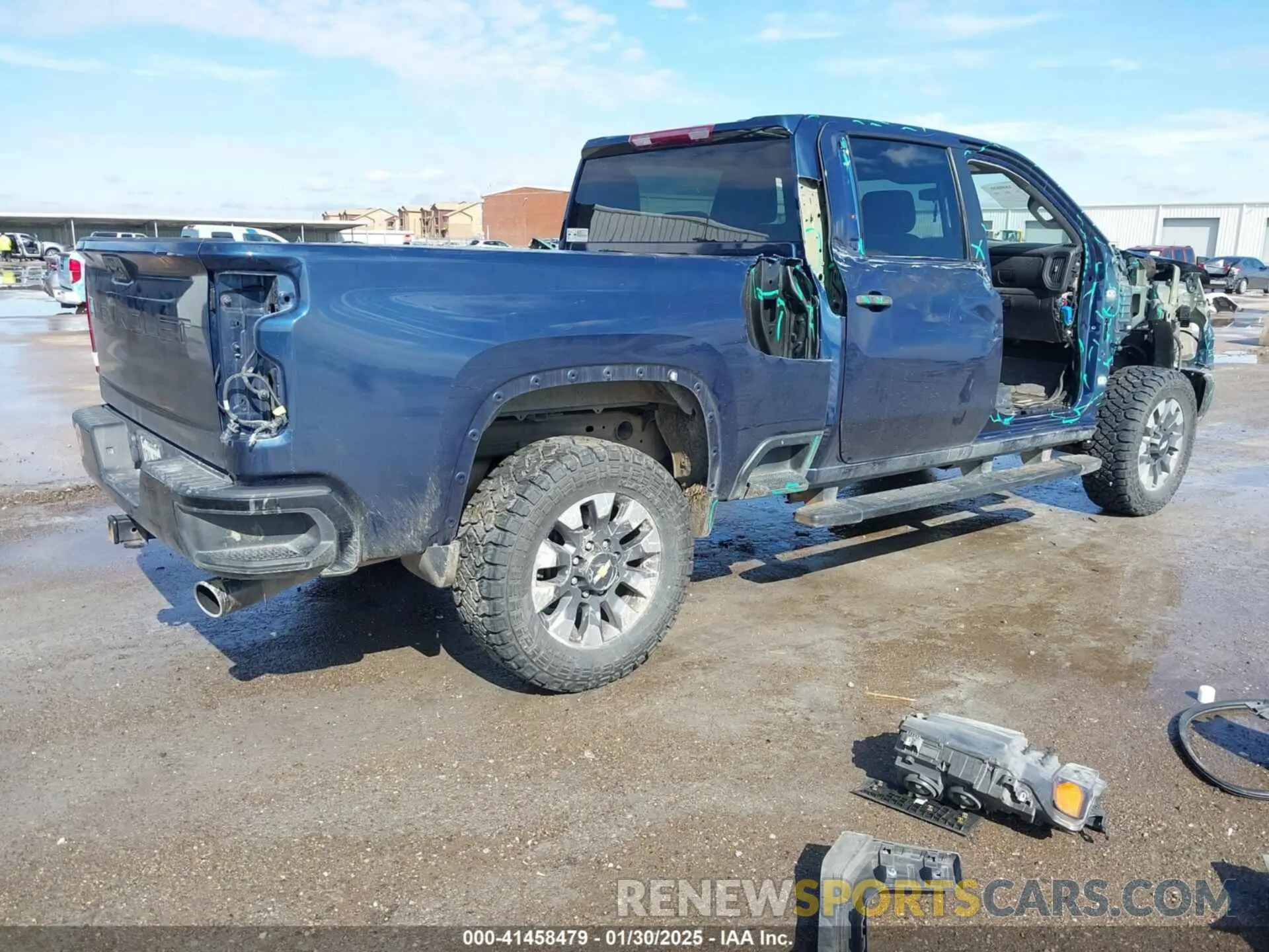 4 Photograph of a damaged car 1GC4YME73NF359998 CHEVROLET SILVERADO 2500HD 2022