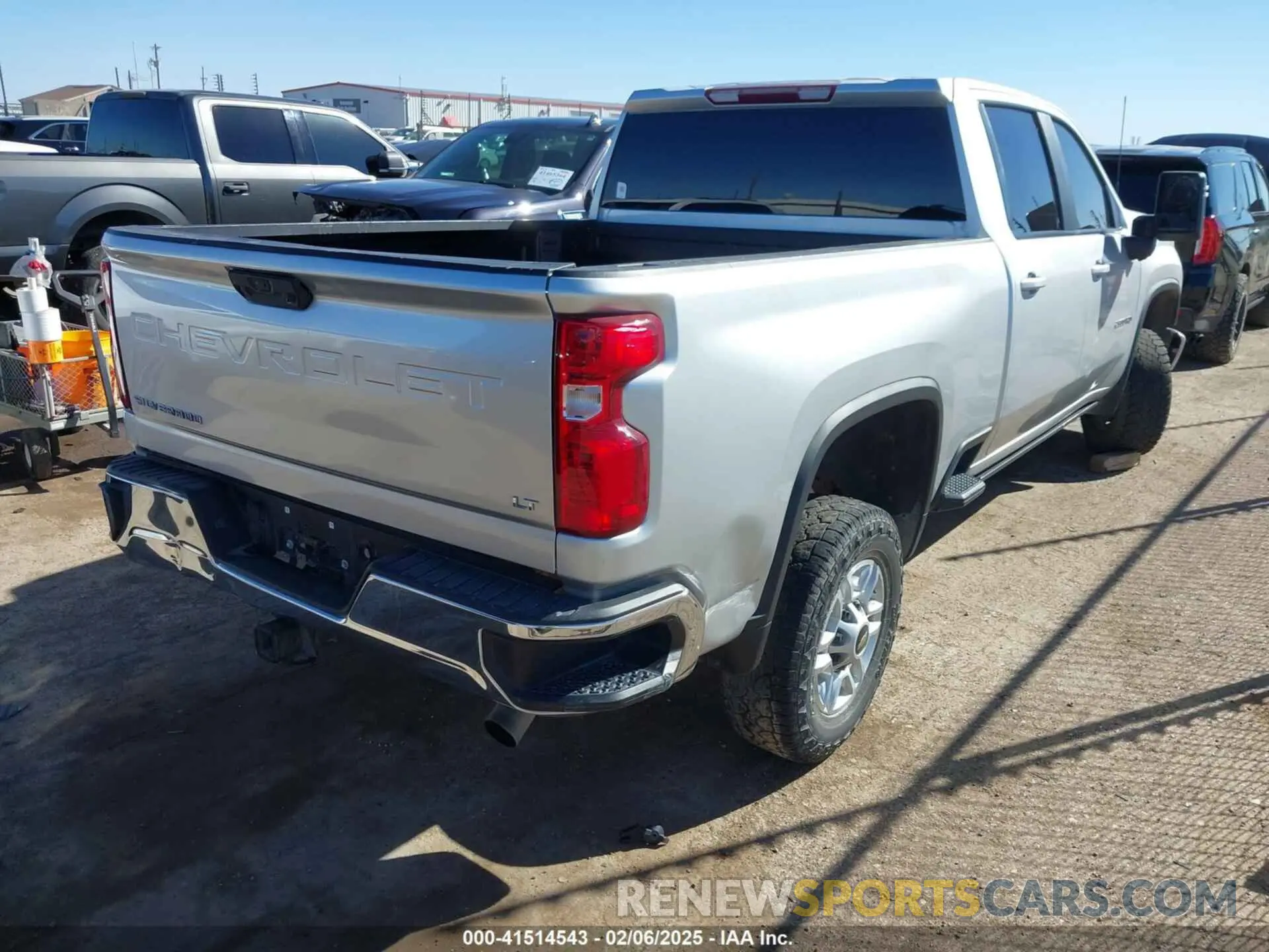 4 Photograph of a damaged car 1GC4YNE78NF177056 CHEVROLET SILVERADO 2500HD 2022
