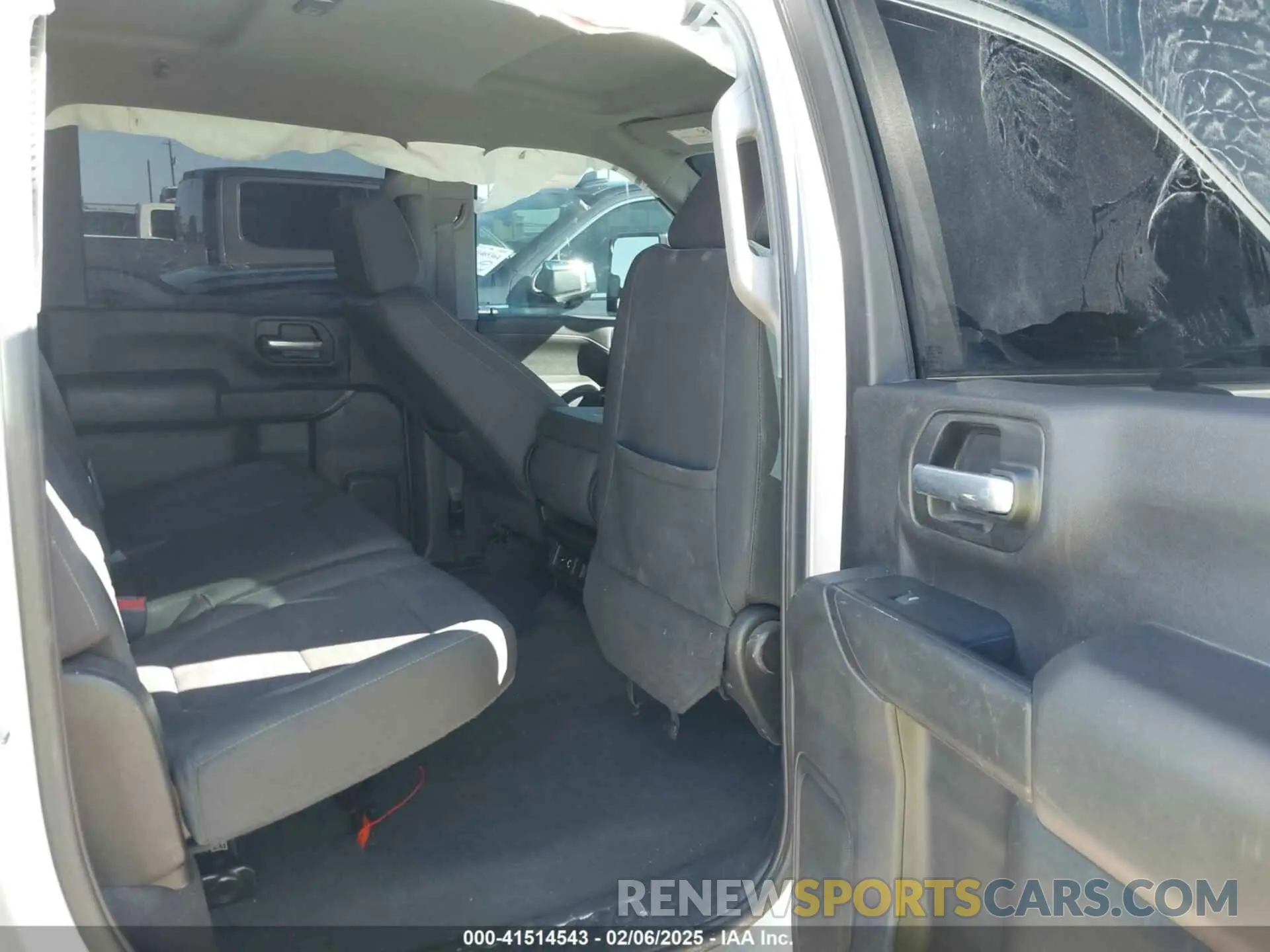 6 Photograph of a damaged car 1GC4YNE78NF177056 CHEVROLET SILVERADO 2500HD 2022