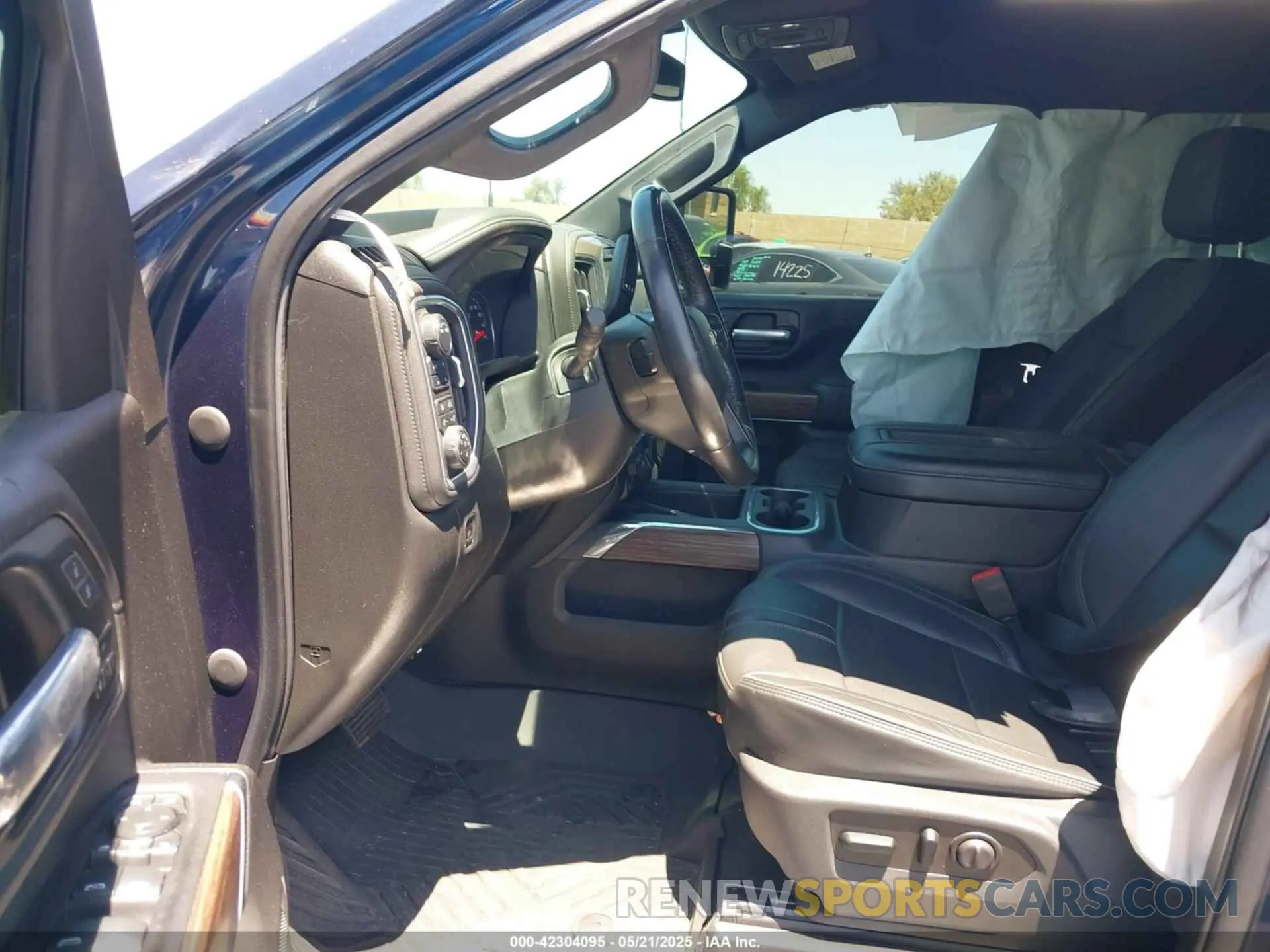 5 Photograph of a damaged car 1GC4YREY6NF109953 CHEVROLET SILVERADO 2500HD 2022