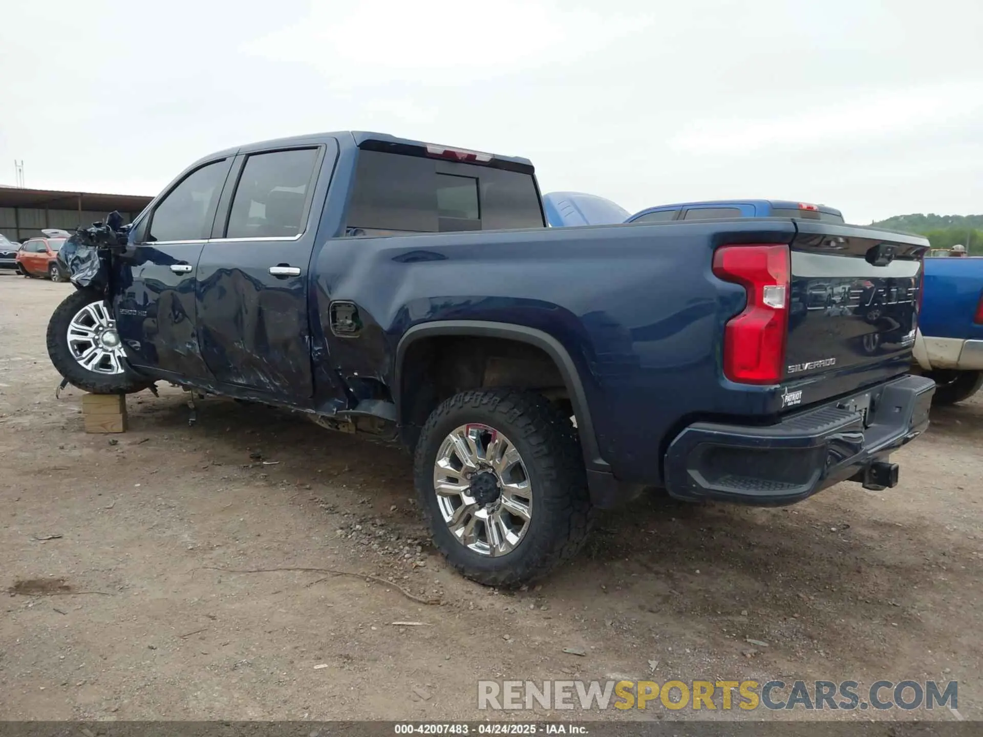 3 Photograph of a damaged car 1GC4YREY6NF356440 CHEVROLET SILVERADO 2500HD 2022