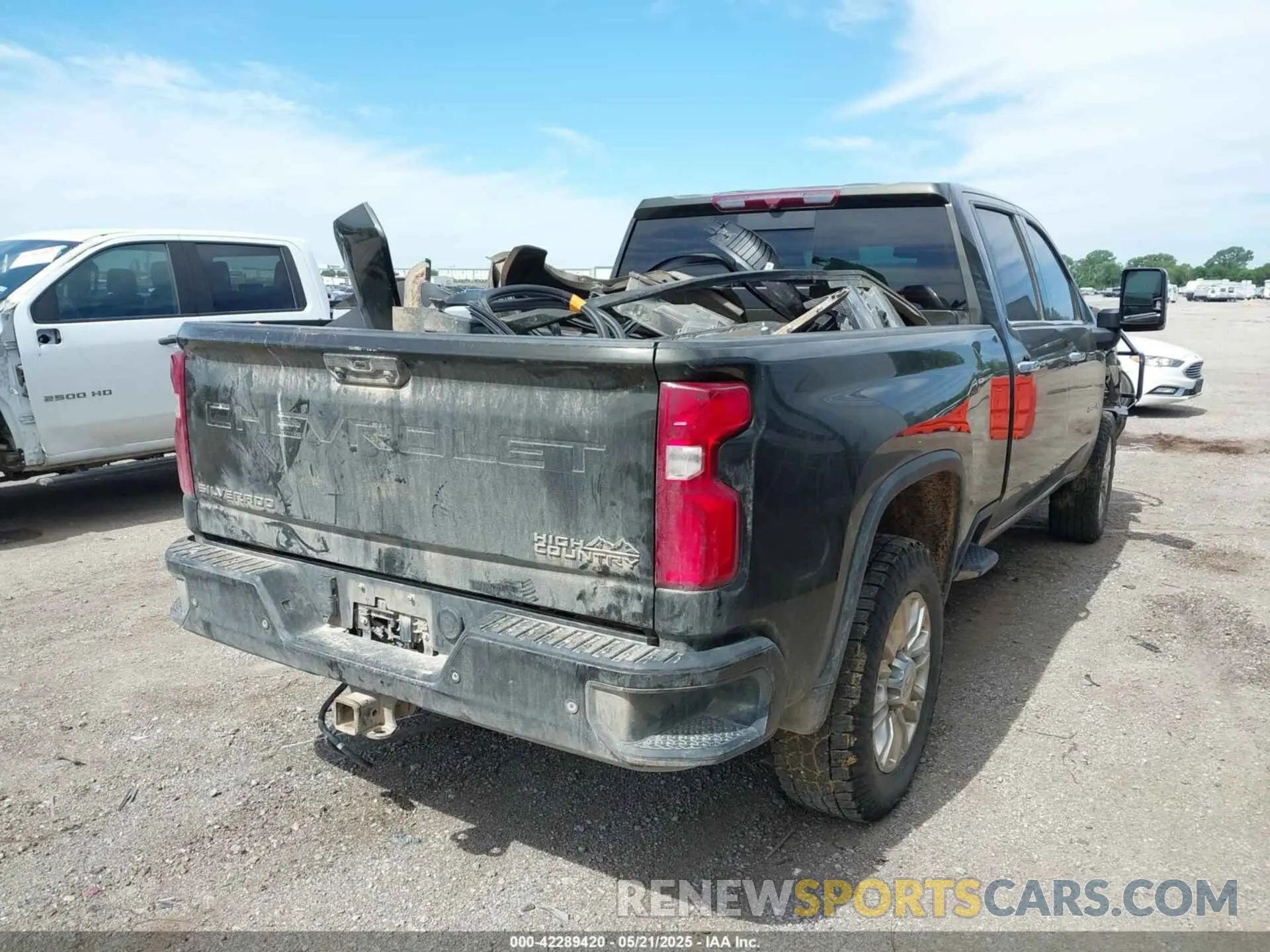 4 Photograph of a damaged car 1GC4YREY9NF143949 CHEVROLET SILVERADO 2500HD 2022