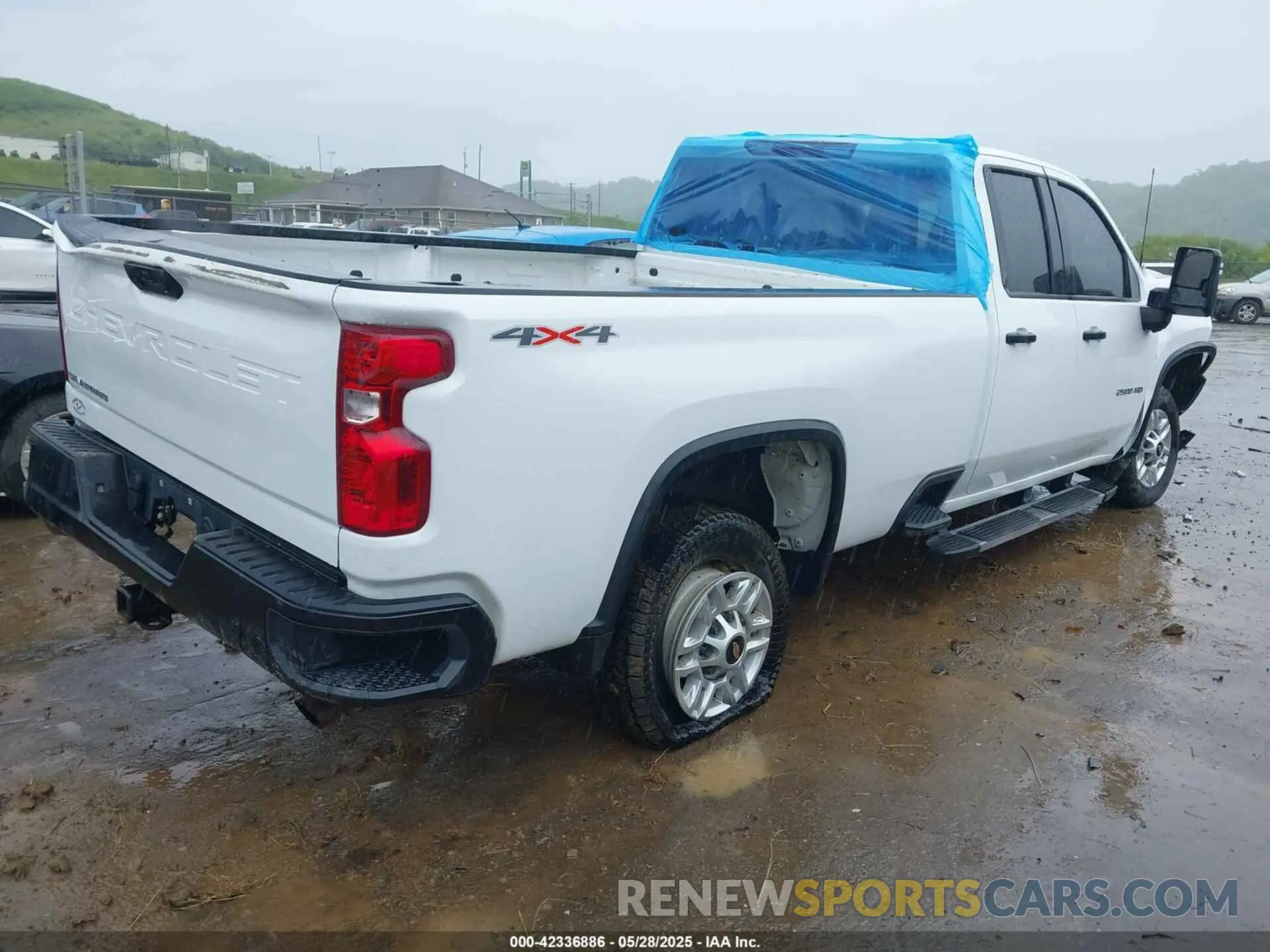 4 Photograph of a damaged car 1GC5YLE78NF282821 CHEVROLET SILVERADO 2500HD 2022