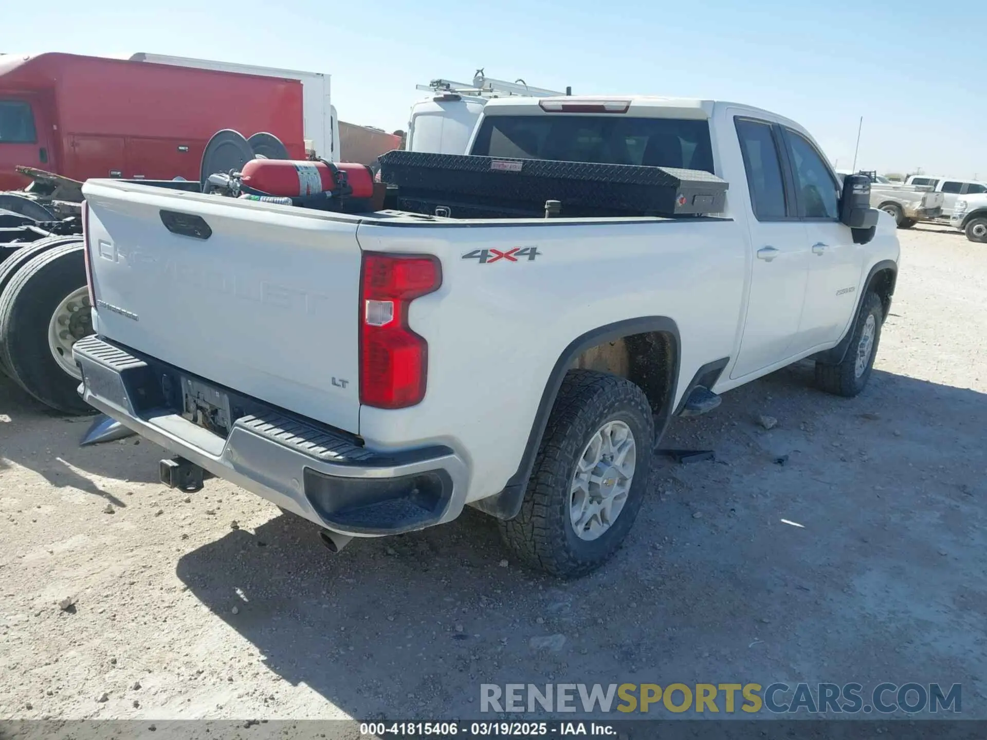4 Photograph of a damaged car 1GC5YNE71NF328145 CHEVROLET SILVERADO 2500HD 2022