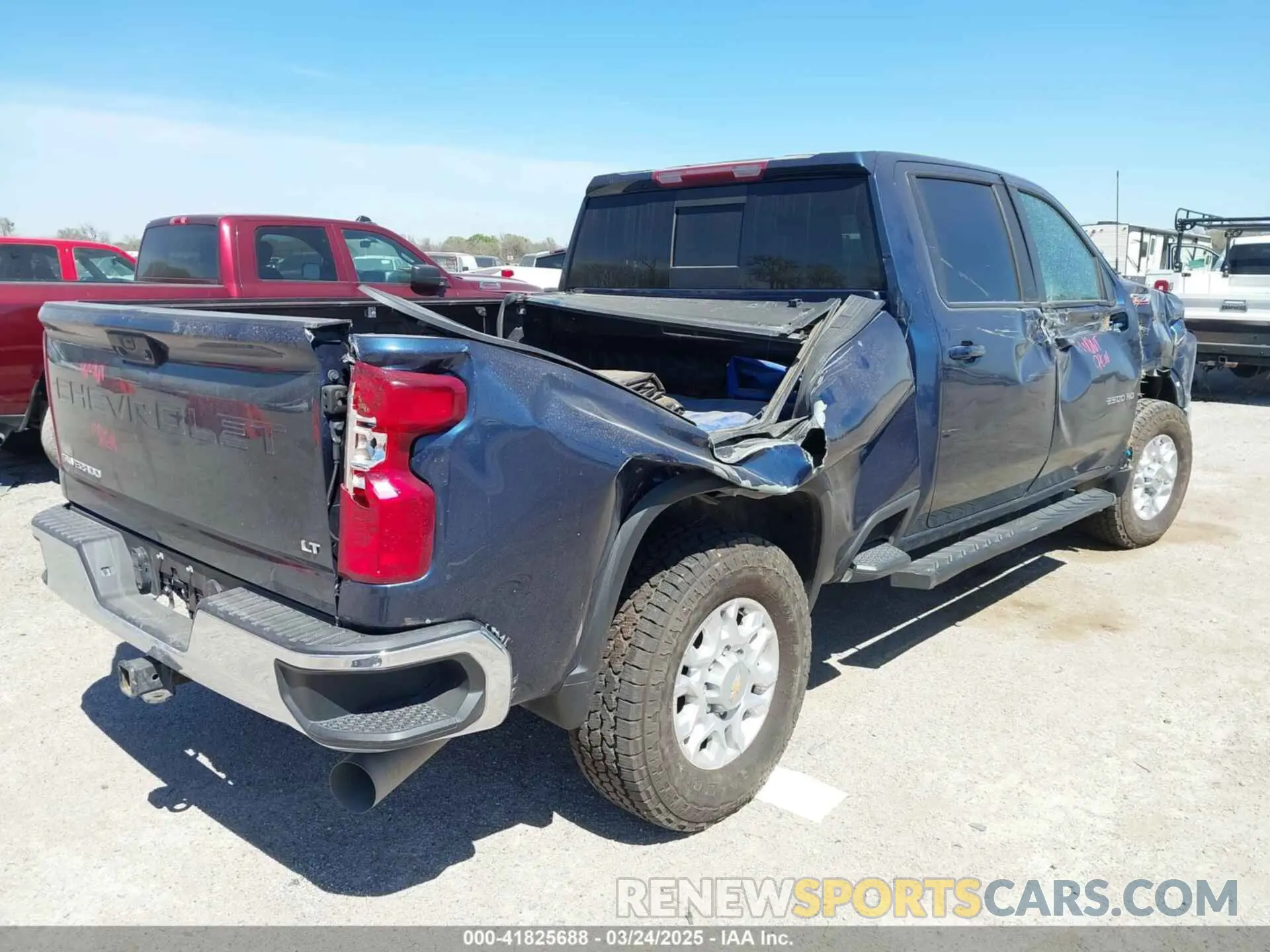 4 Photograph of a damaged car 2GC1YNEY4N1223033 CHEVROLET SILVERADO 2500HD 2022