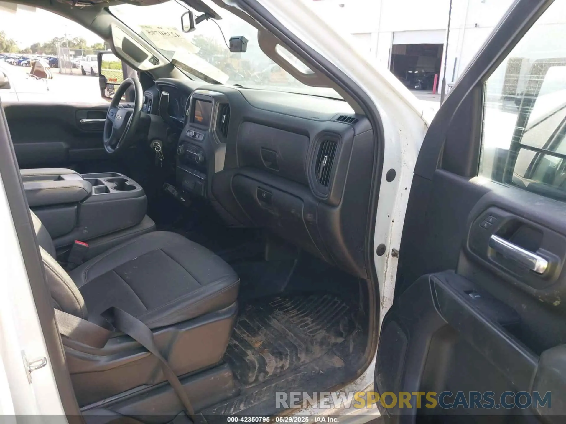 5 Photograph of a damaged car 1GB1YLE71PF146990 CHEVROLET SILVERADO 2500HD 2023