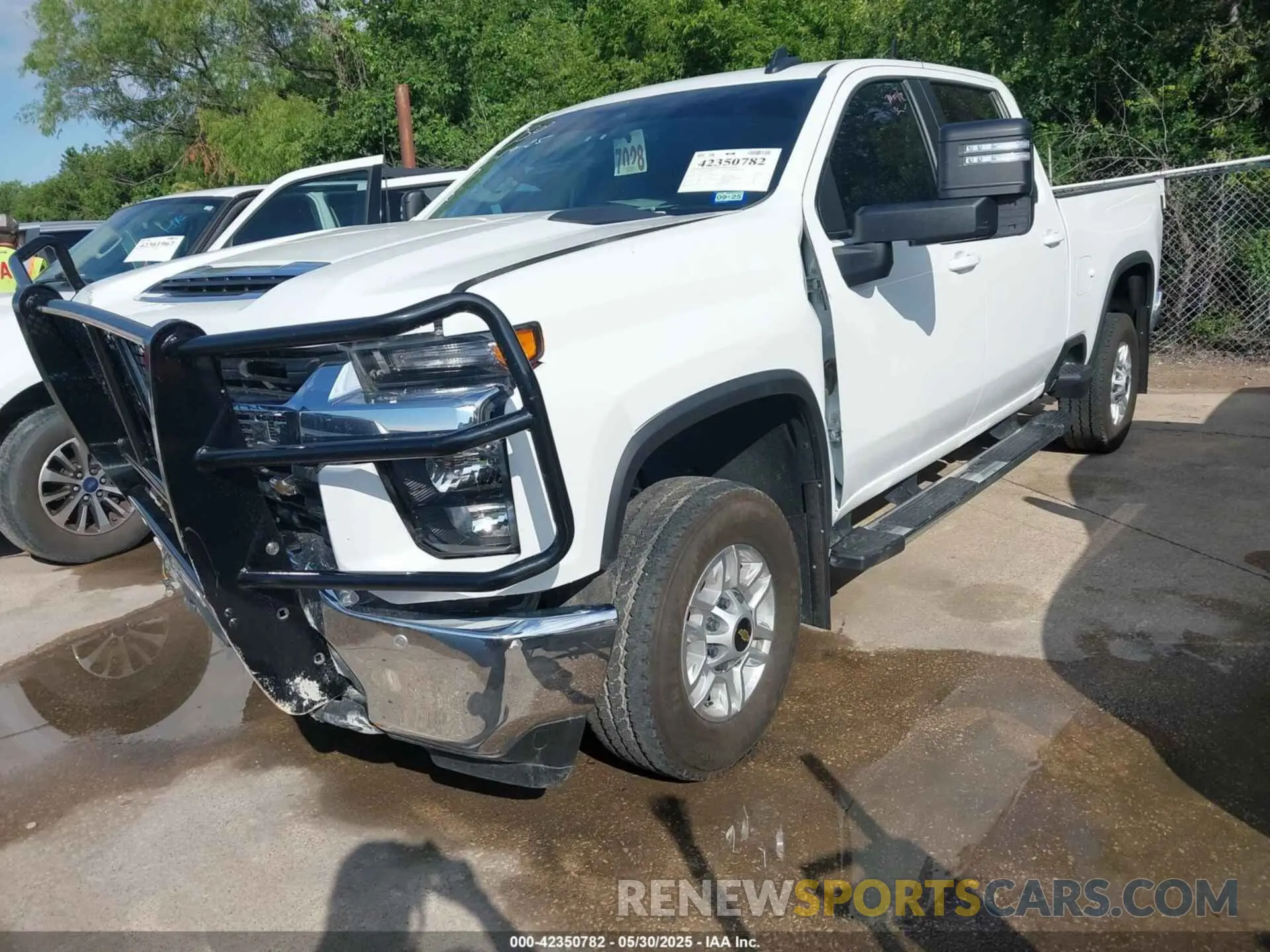 2 Photograph of a damaged car 1GC1YNE72PF251769 CHEVROLET SILVERADO 2500HD 2023