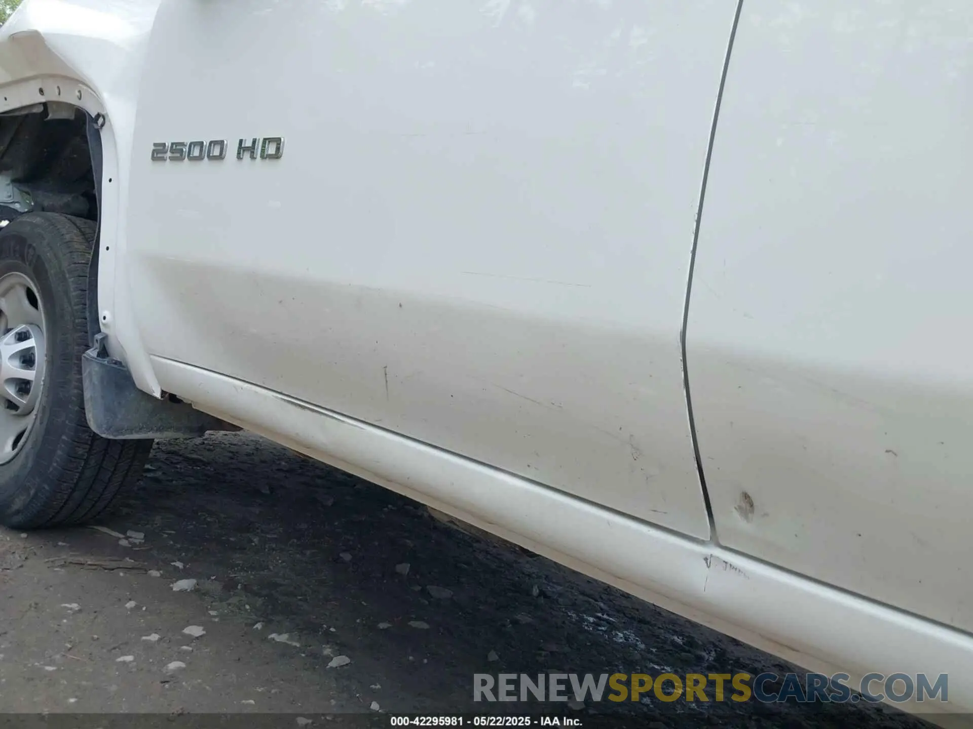 18 Photograph of a damaged car 2GC4YLE78P1714958 CHEVROLET SILVERADO 2500HD 2023