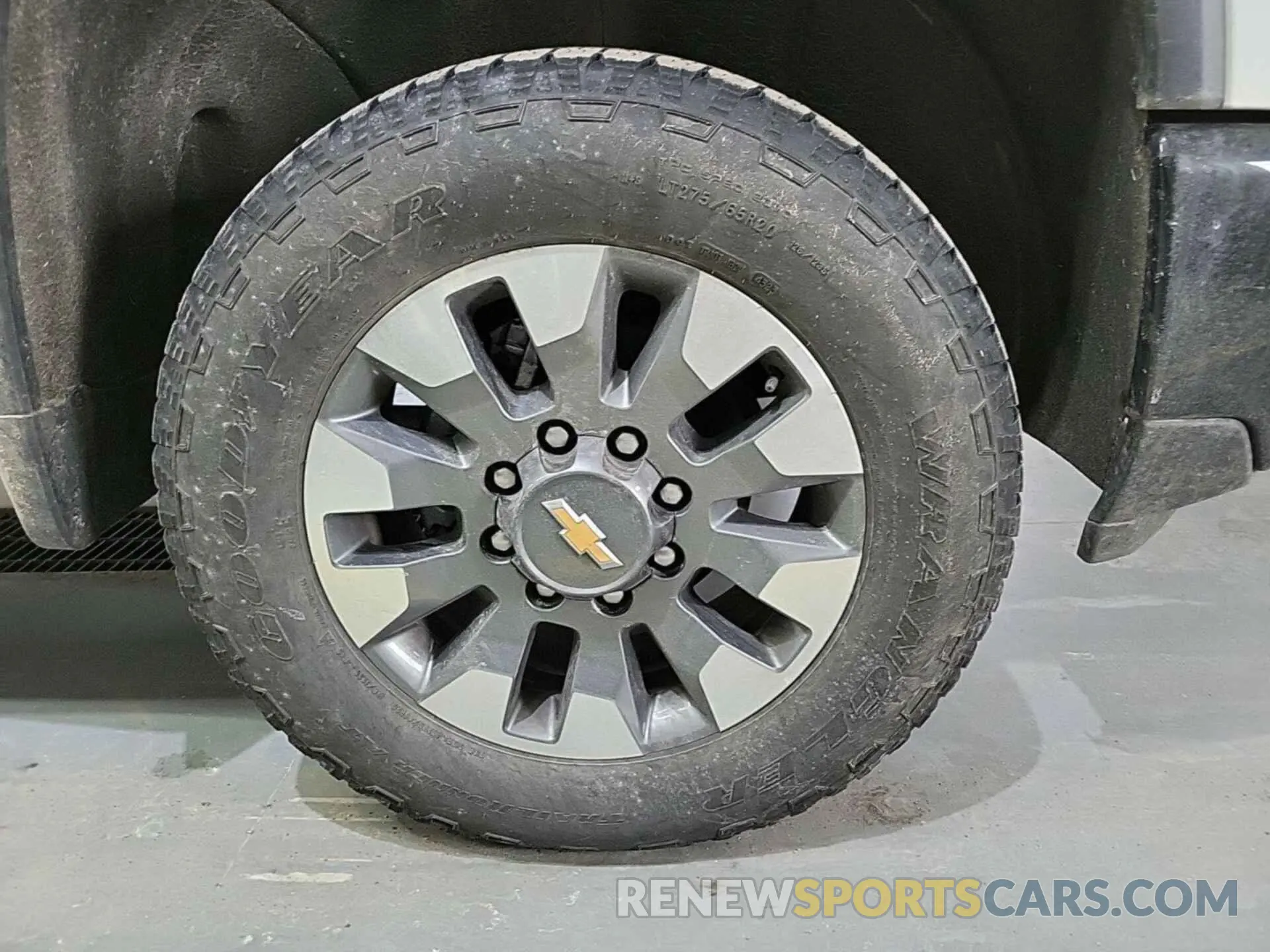 33 Photograph of a damaged car 2GC1YME74R1179283 CHEVROLET SILVERADO 2500HD 2024