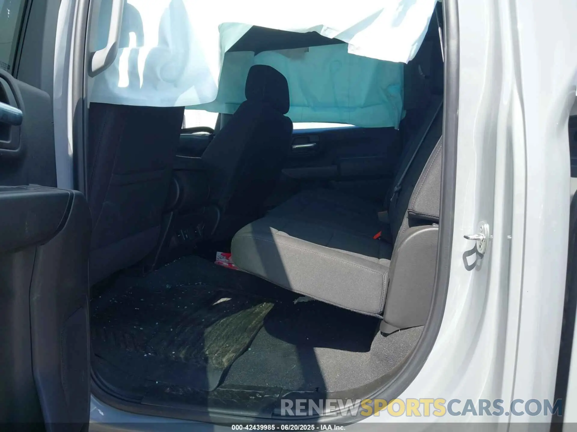 8 Photograph of a damaged car 2GC4YMEYXR1251657 CHEVROLET SILVERADO 2500HD 2024